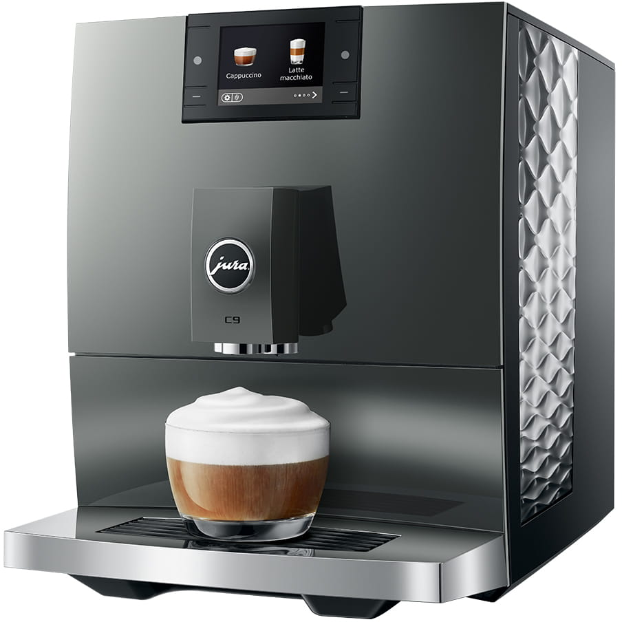 Una moderna macchina da caffè prepara un latte macchiato in un bicchiere.