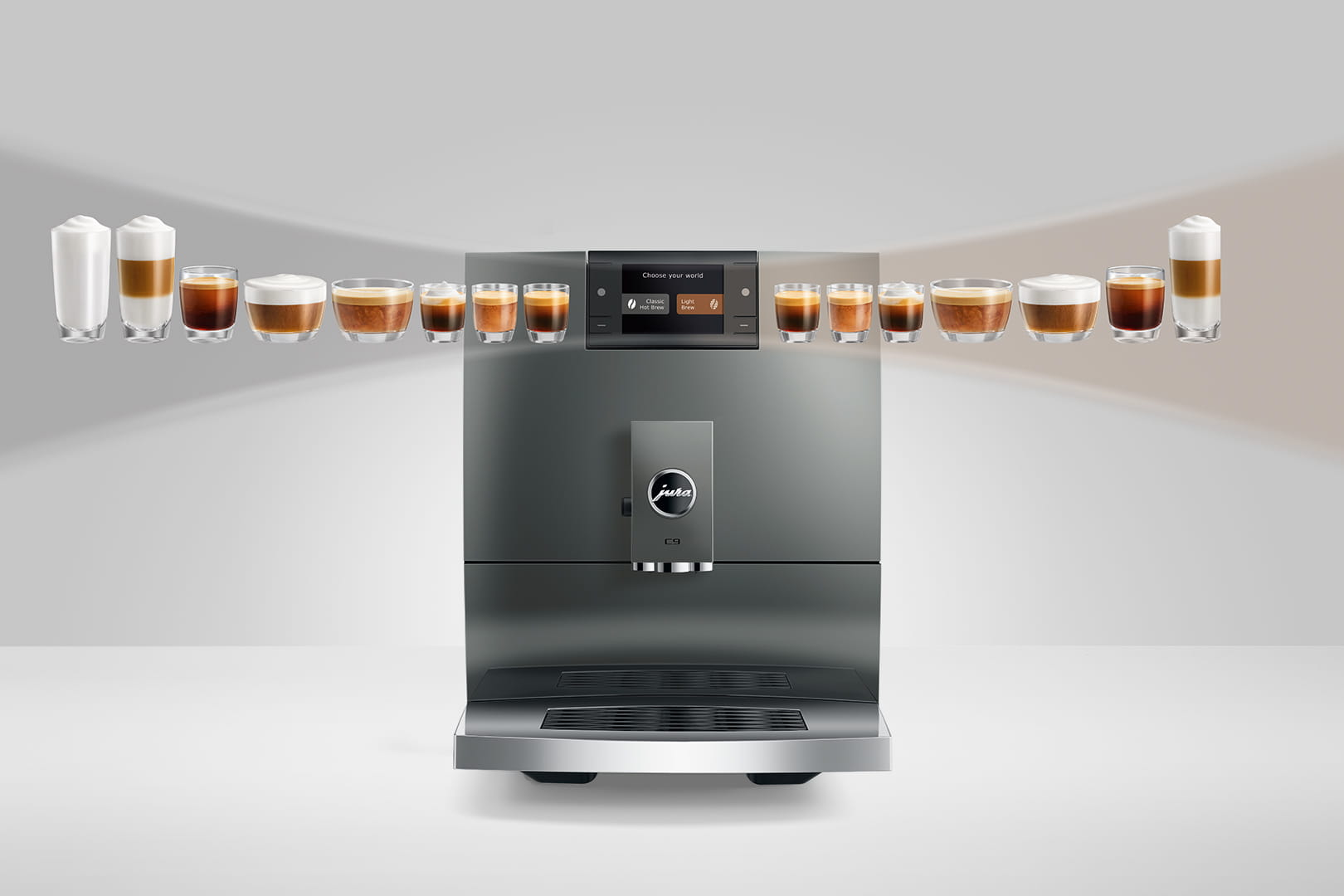 Macchina da caffè grigia con varie bevande al caffè in bicchieri su sfondo pulito.