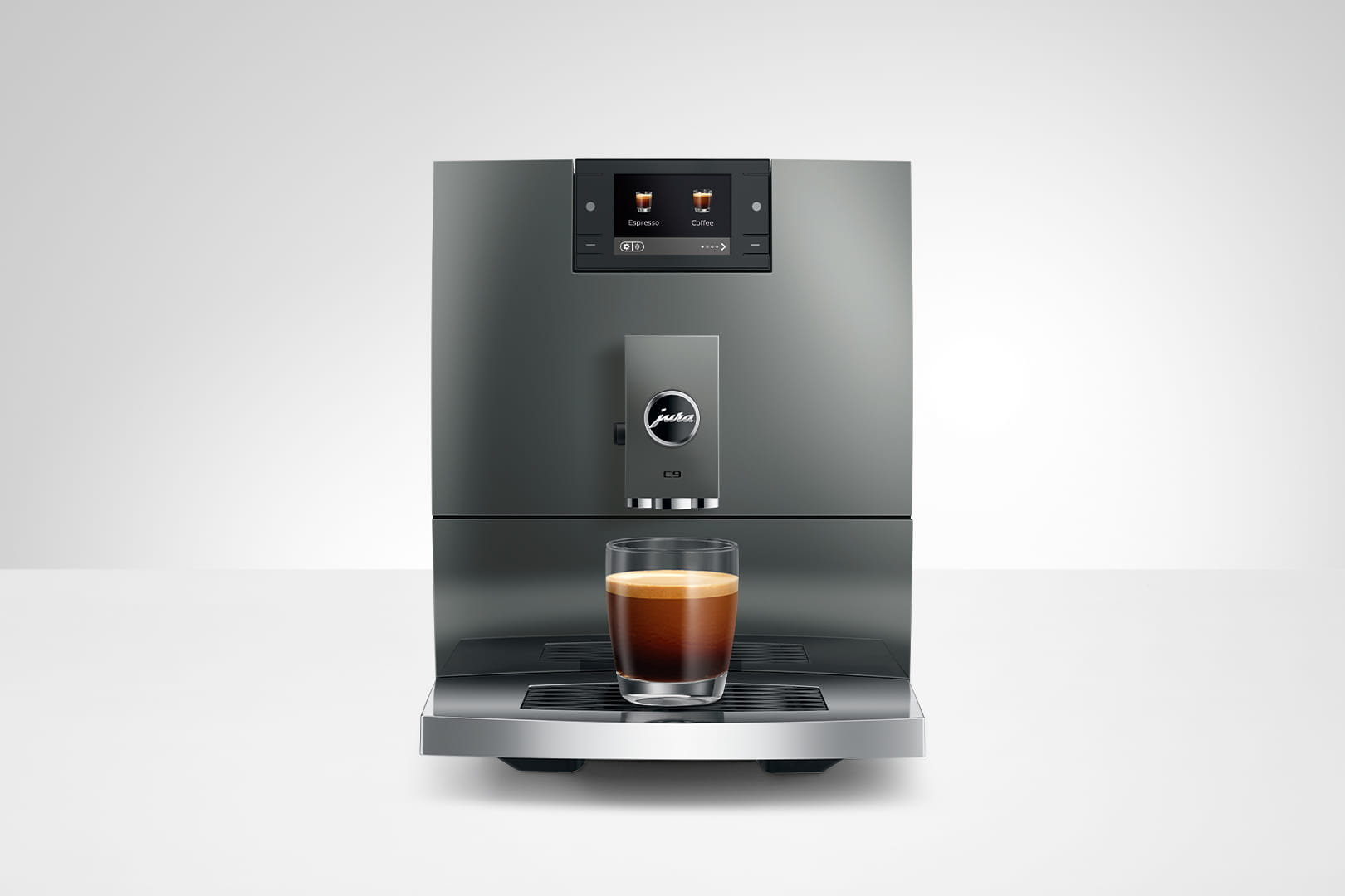 Una macchina da caffè automatica Jura C9 con un bicchiere di espresso.