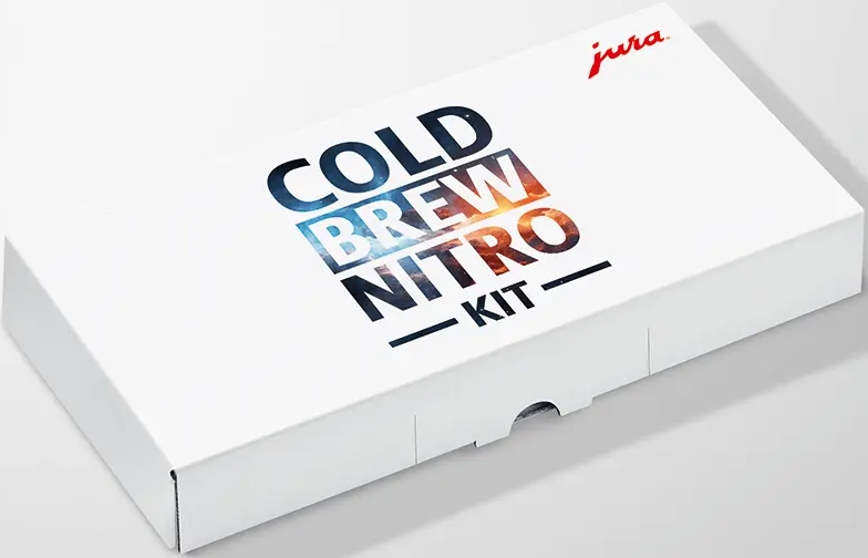Scatola bianca con logo rosso Jura e scritta 'COLD BREW NITRO KIT'.