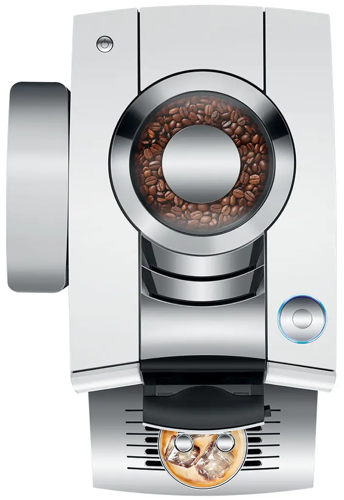 Macchina da caffè bianca con chicchi di caffè visibili e un bicchiere di caffè freddo.