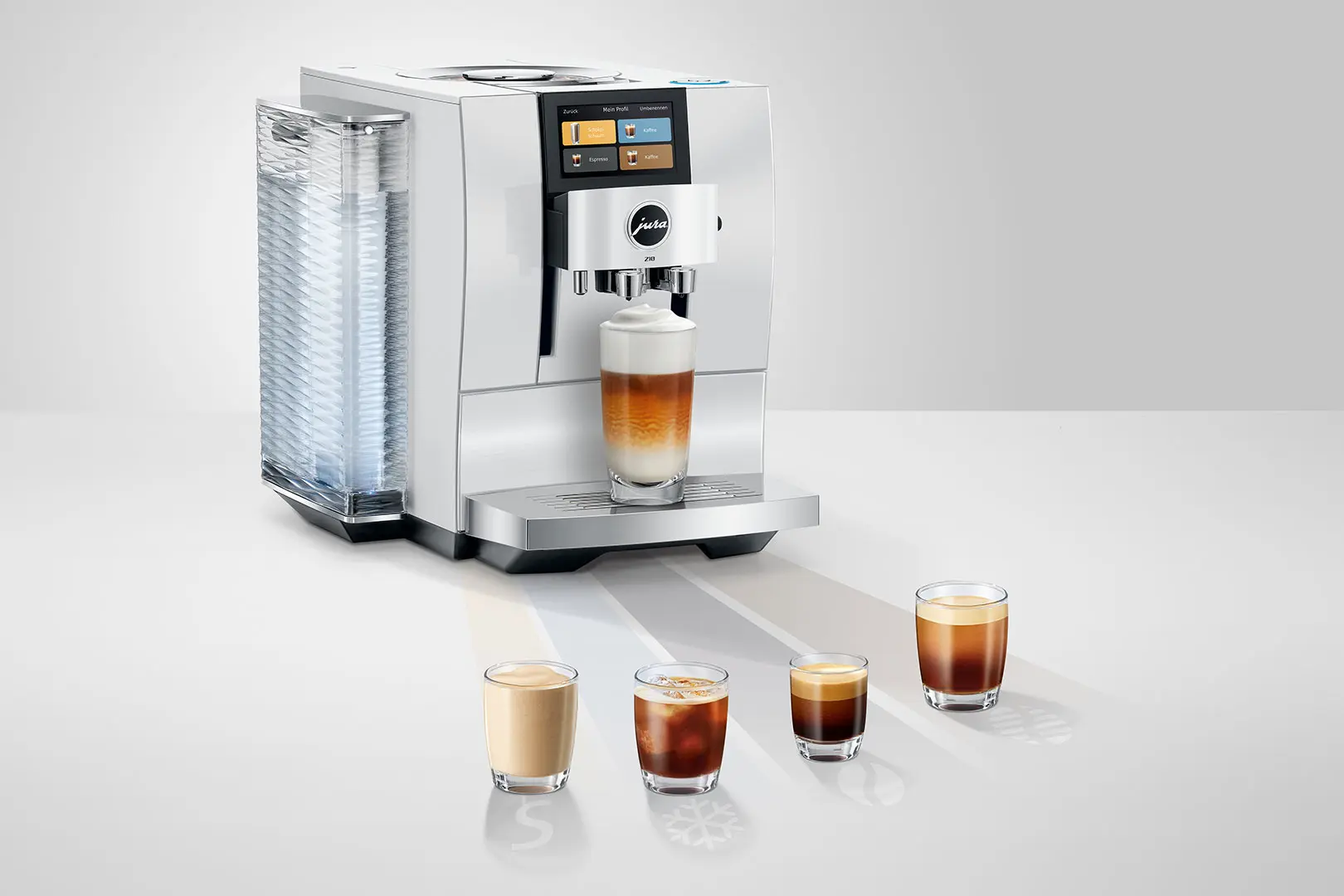 Macchina da caffè bianca con un latte macchiato e quattro caffè espresso.