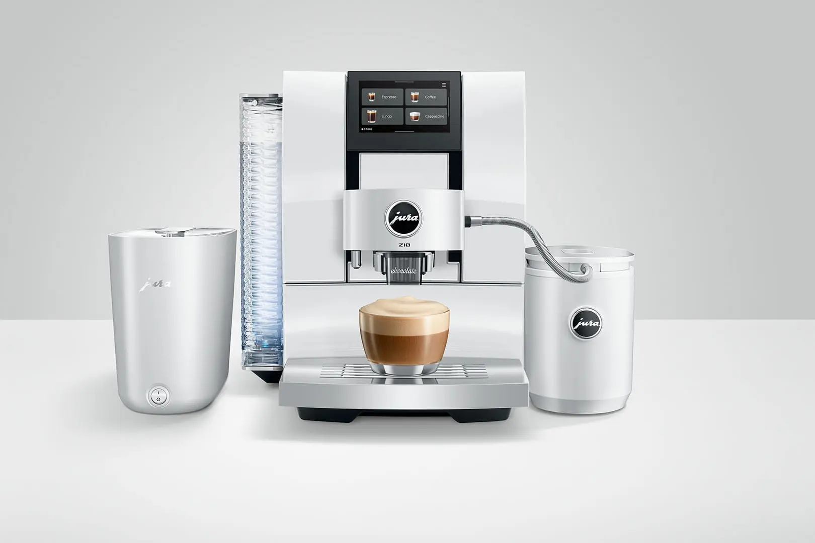 Macchina da caffè bianca con serbatoio dell'acqua, contenitore del latte e un bicchiere di cappuccino.