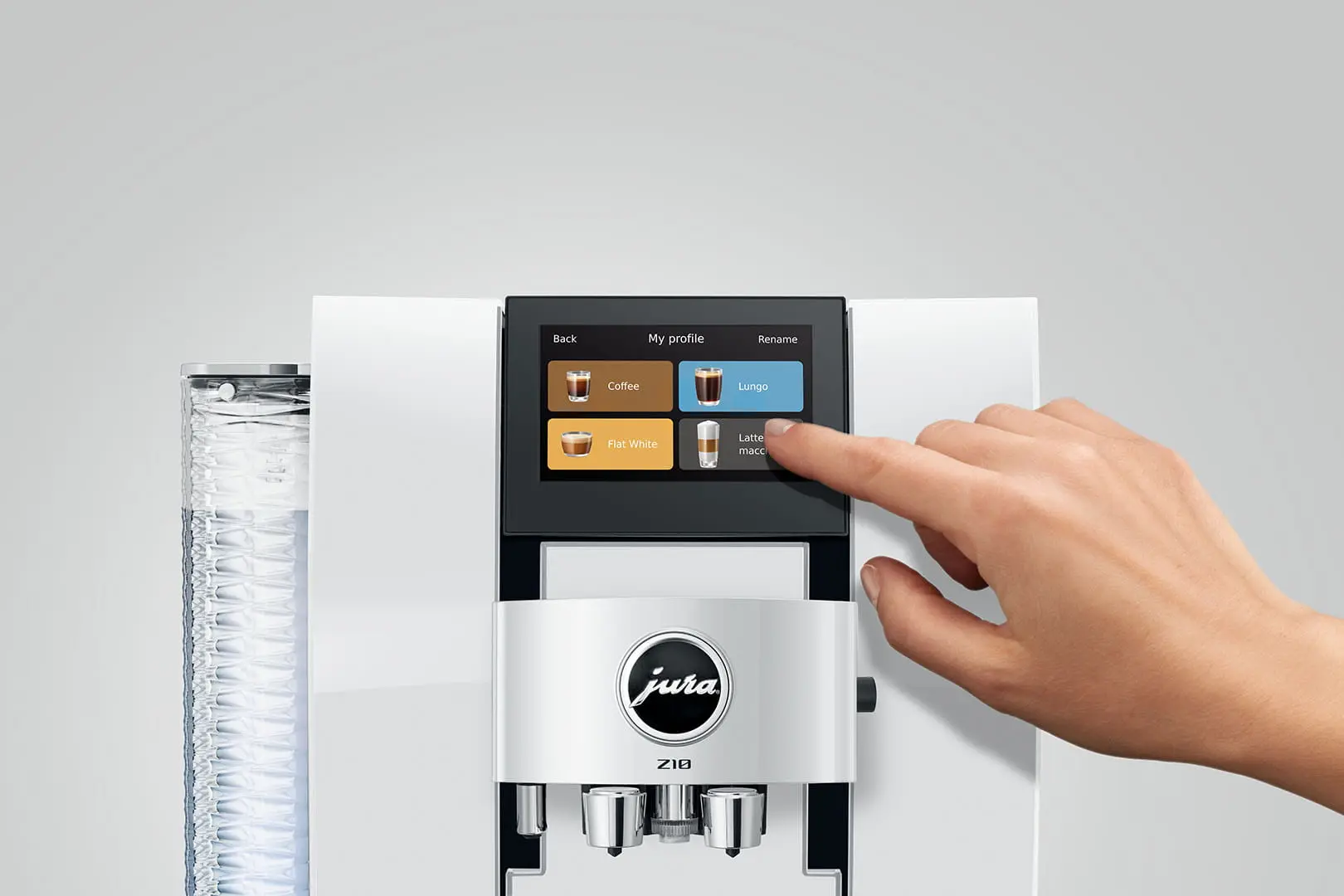 Una mano tocca lo schermo di una macchina da caffè, selezionando Lungo.