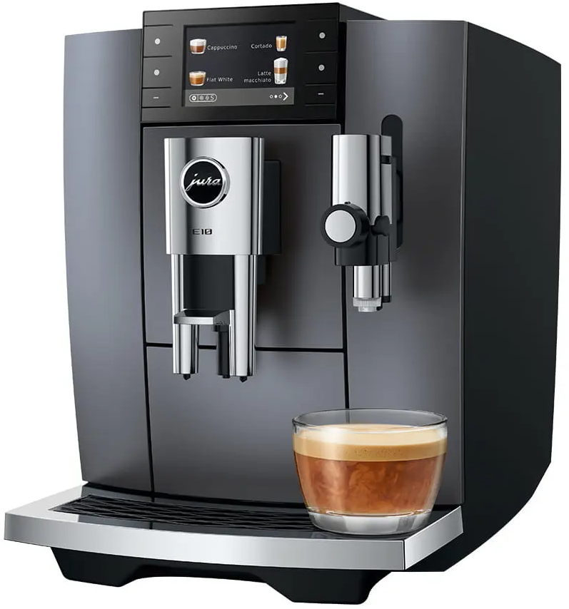 Macchina da caffè grigio scuro con bicchiere e caffè in primo piano.