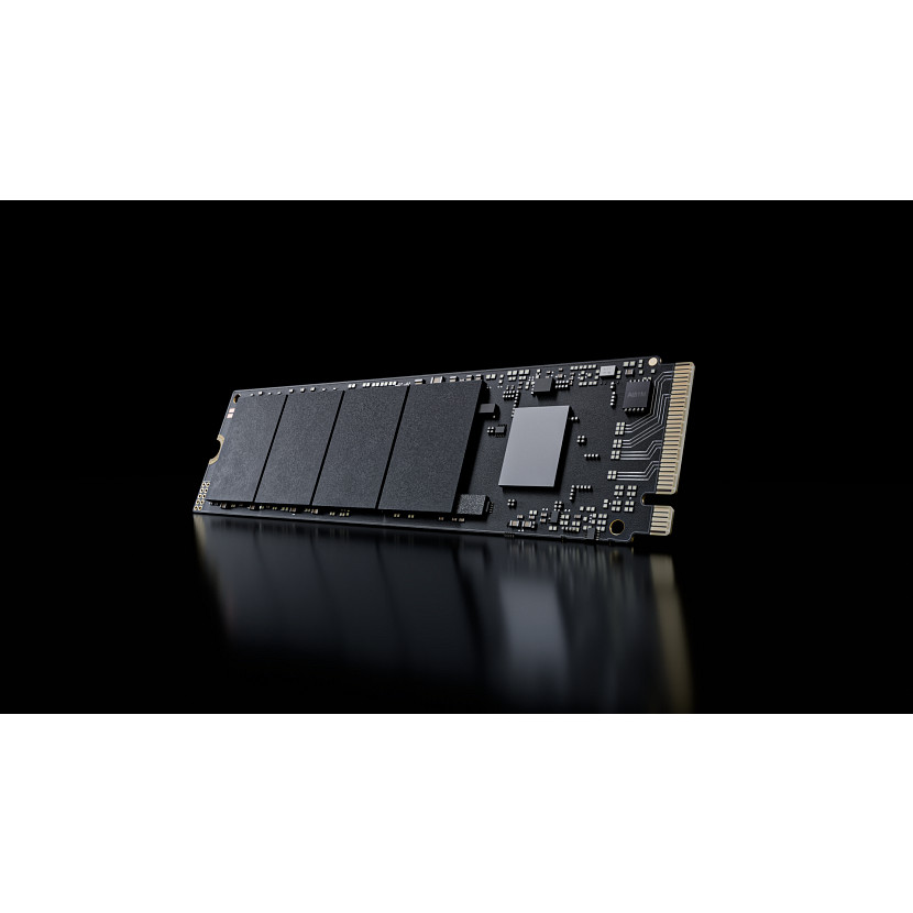 Czarny dysk SSD M.2 z ciemnymi chipami pamięci i większym chipem.