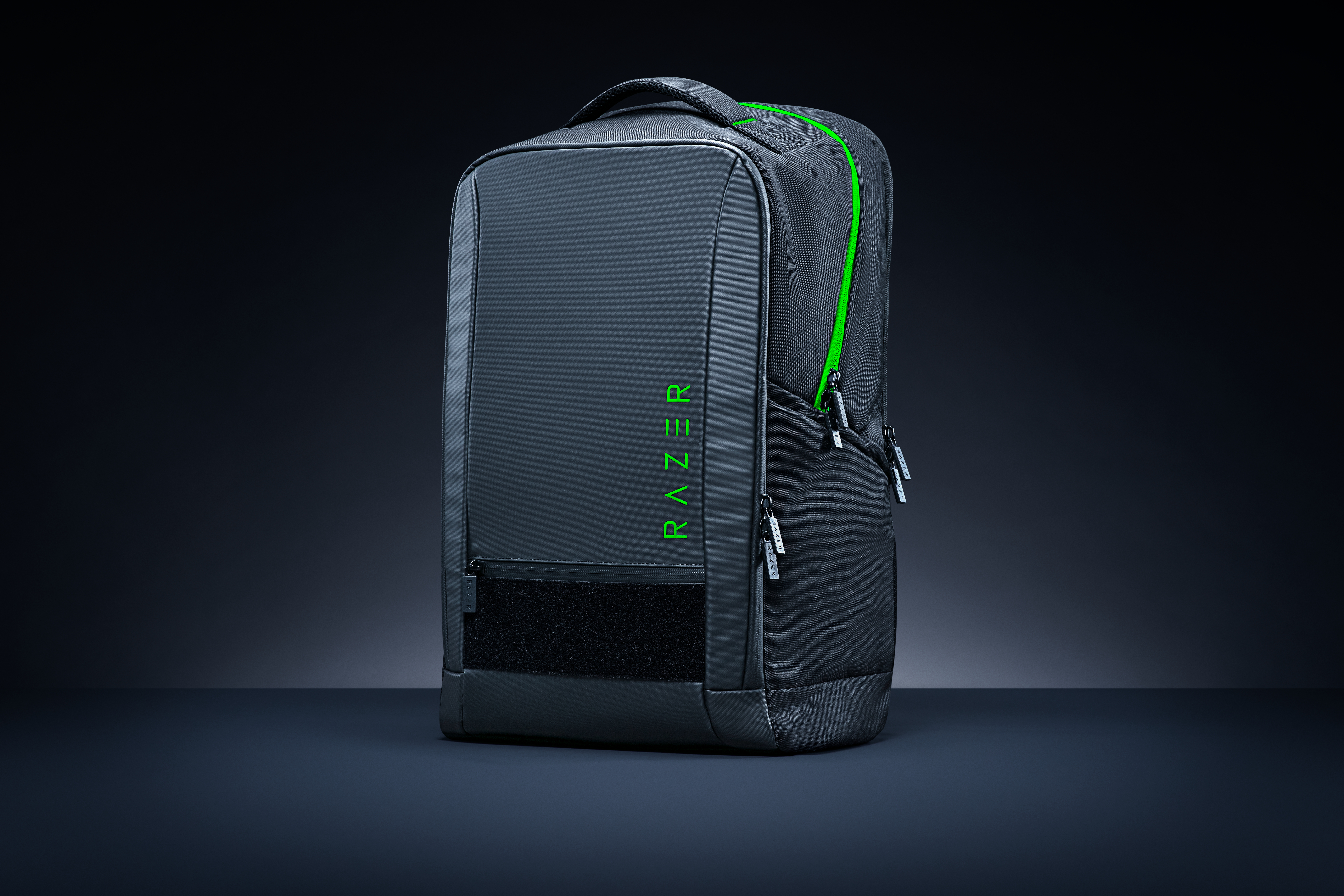 Schwarzer Rucksack mit Neon-grünen Akzenten und Razer-Logo.