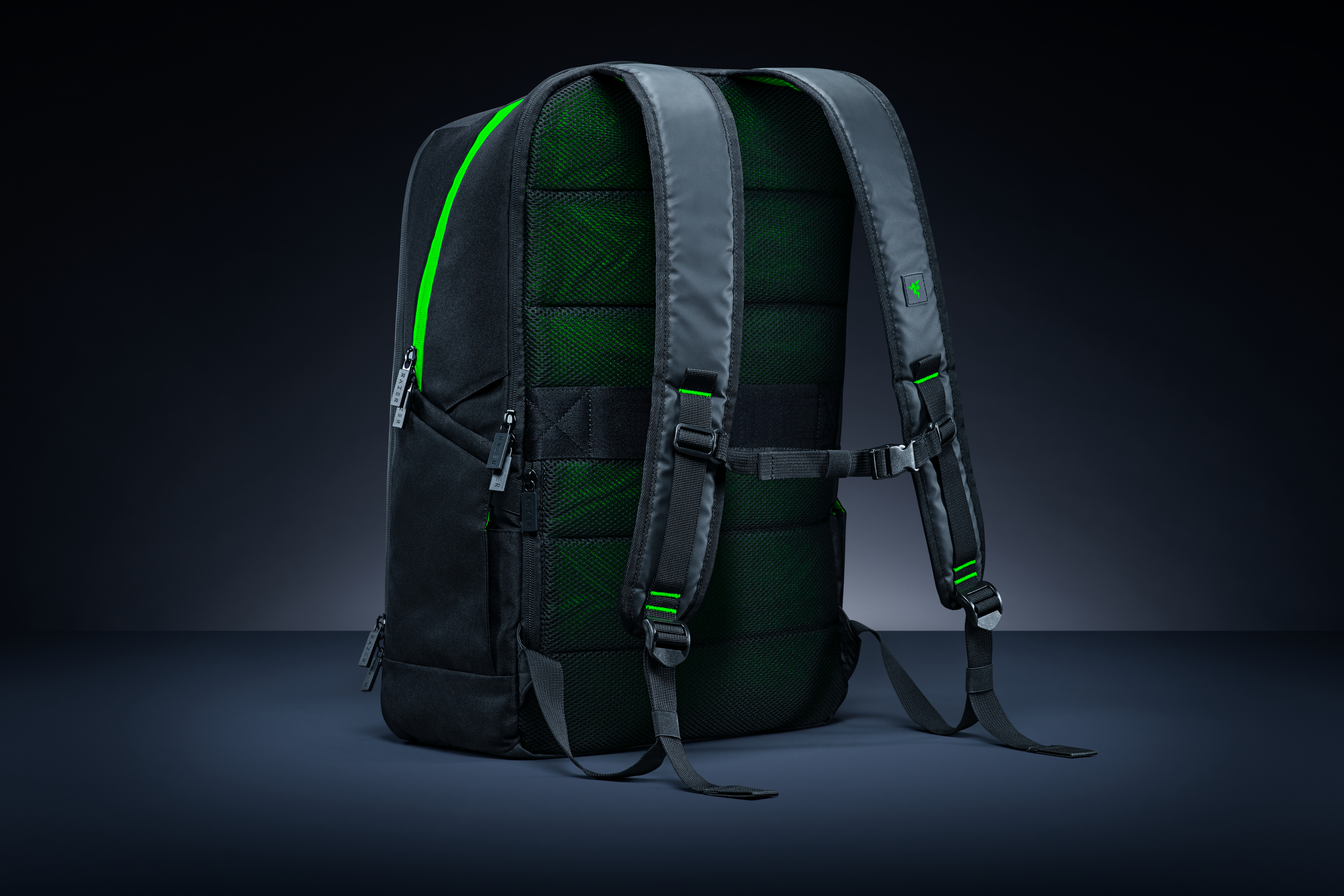 Schwarzer Rucksack mit grünen Akzenten, gepolsterter Rückenpartie und Schultergurten.
