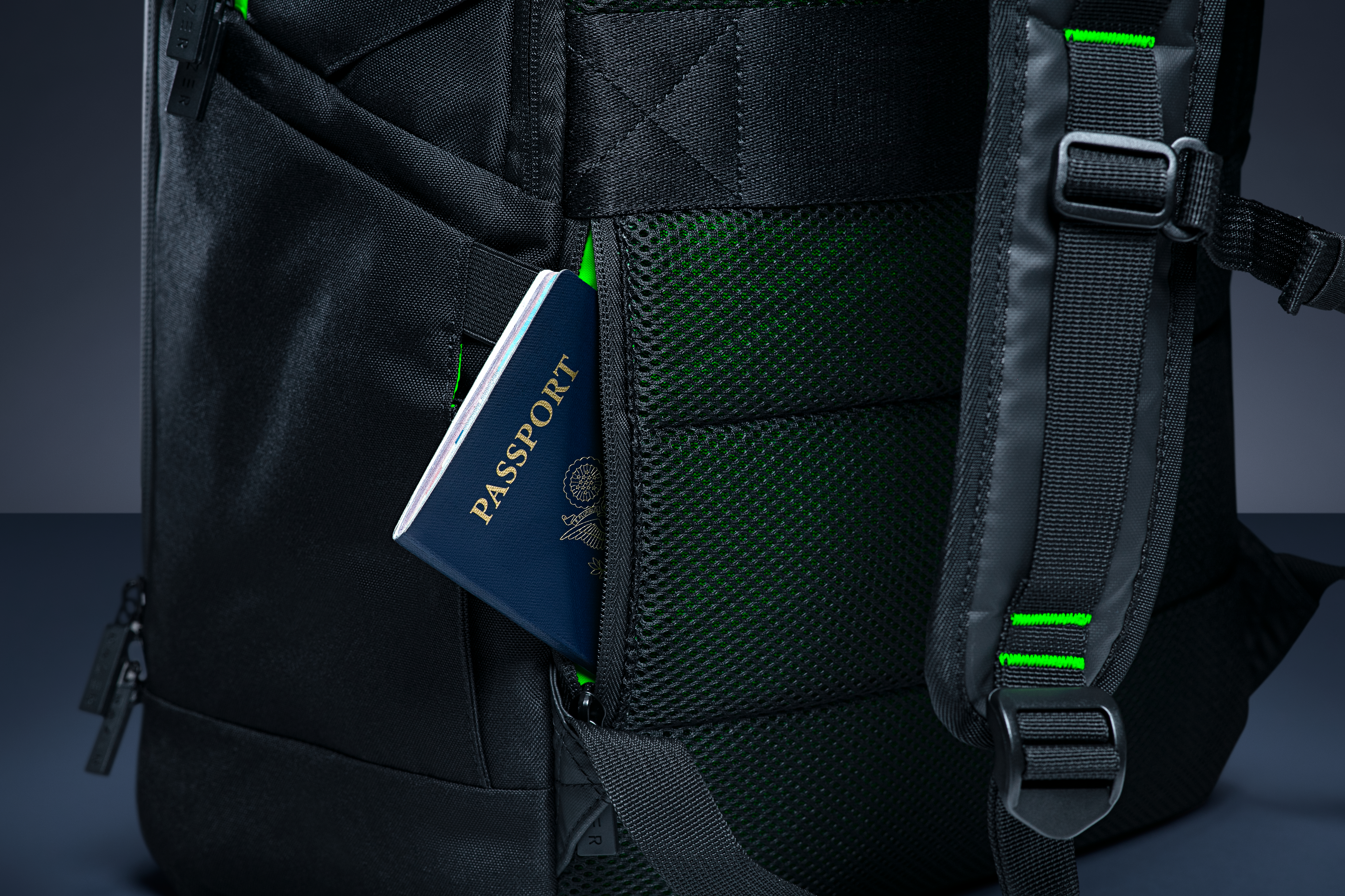 Ein blauer Reisepass steckt in einer schwarzen Tasche mit grünen Akzenten.