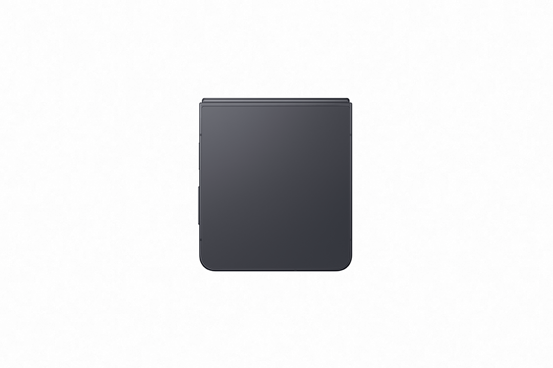 Zárt sötétszürke kagylós telefon fehér háttéren.