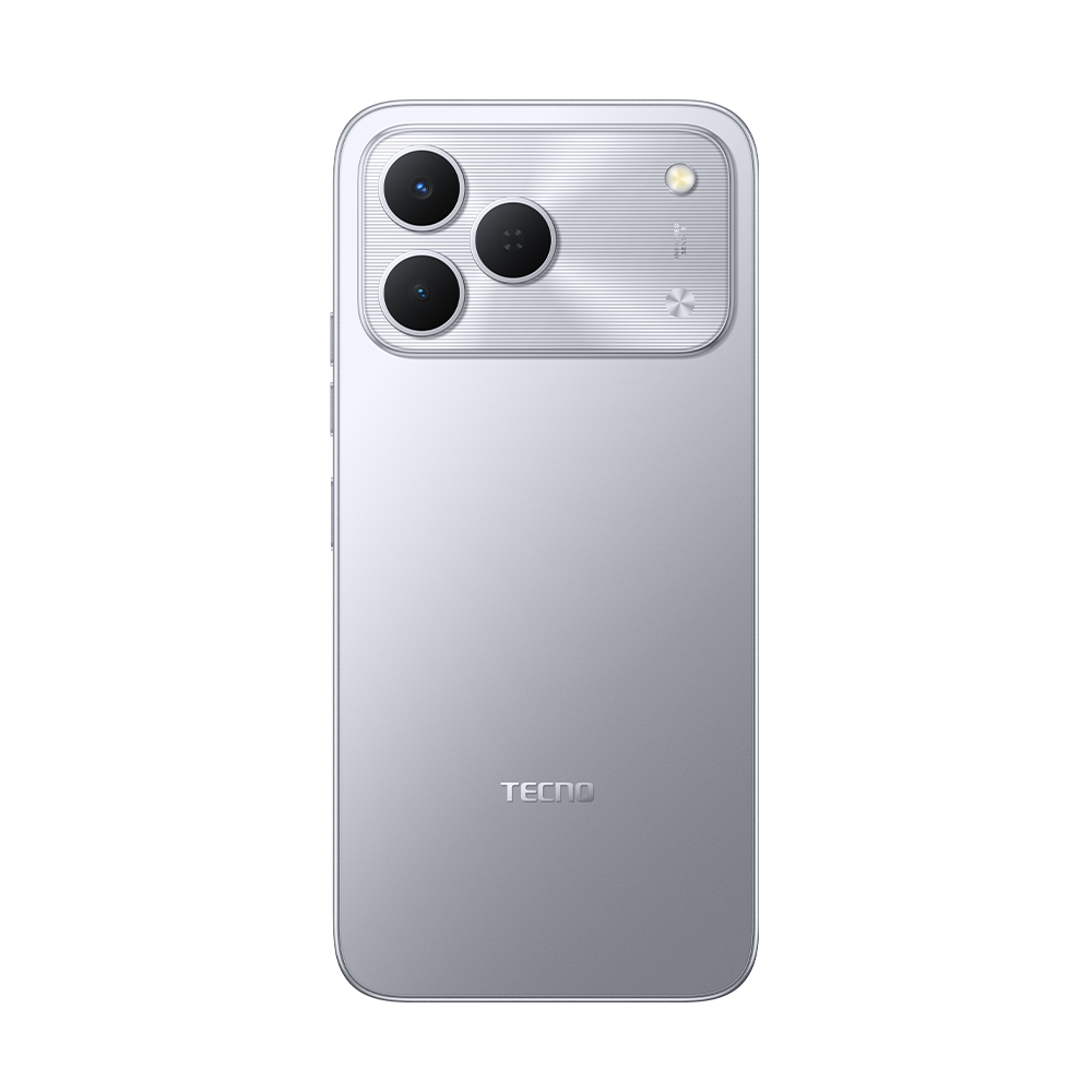 Üç kameralı ve flaşlı gümüş renkli Tecno akıllı telefonun arkası.