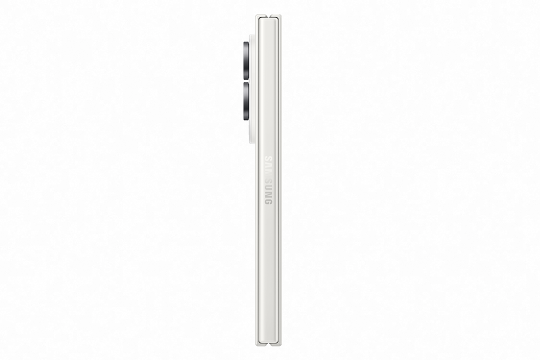 Egy összehajtott Samsung okostelefon fehér hátlapja két kamerával.