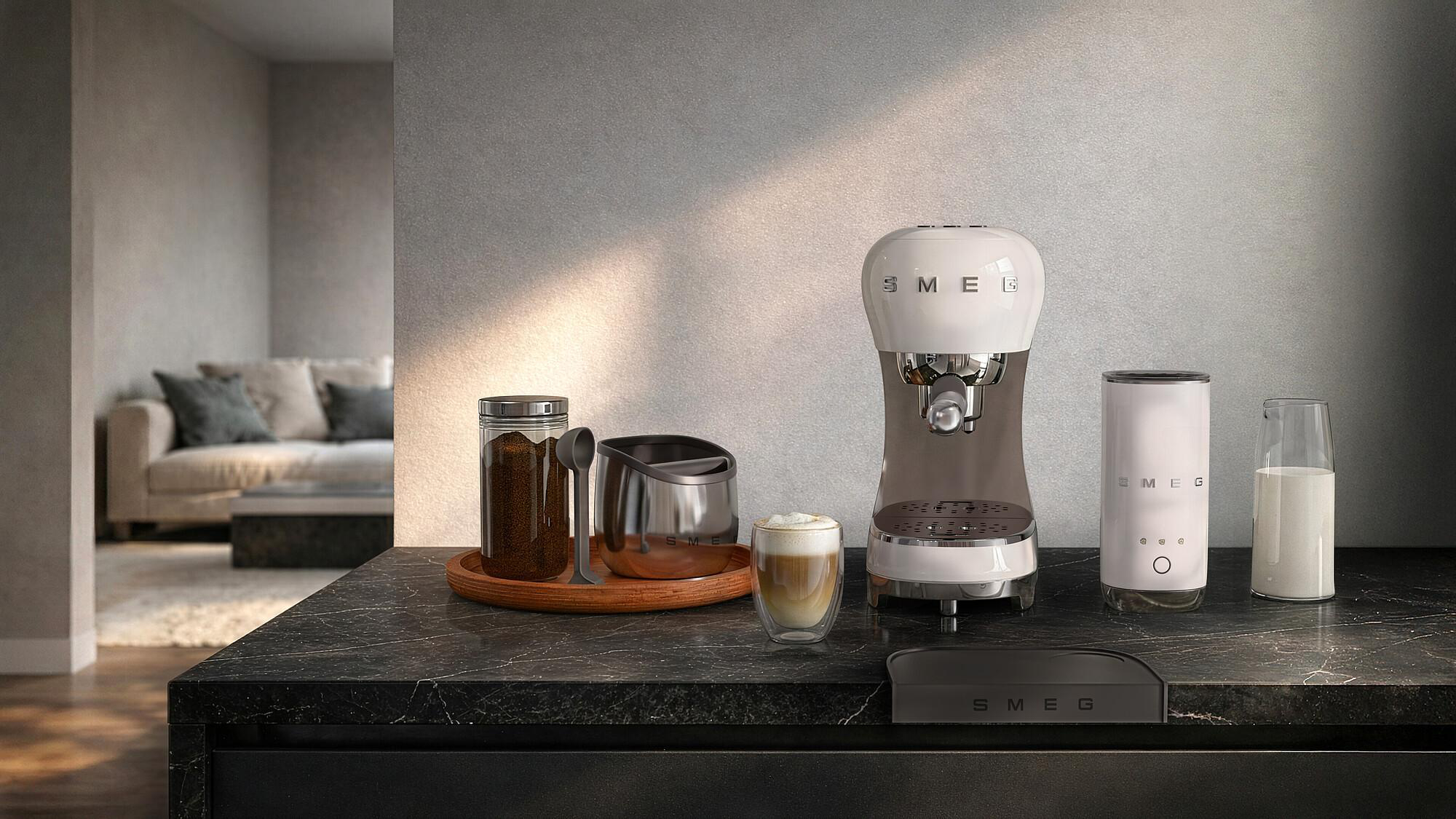Eine weiße Espressomaschine mit Zubehör auf einer Marmorplatte.