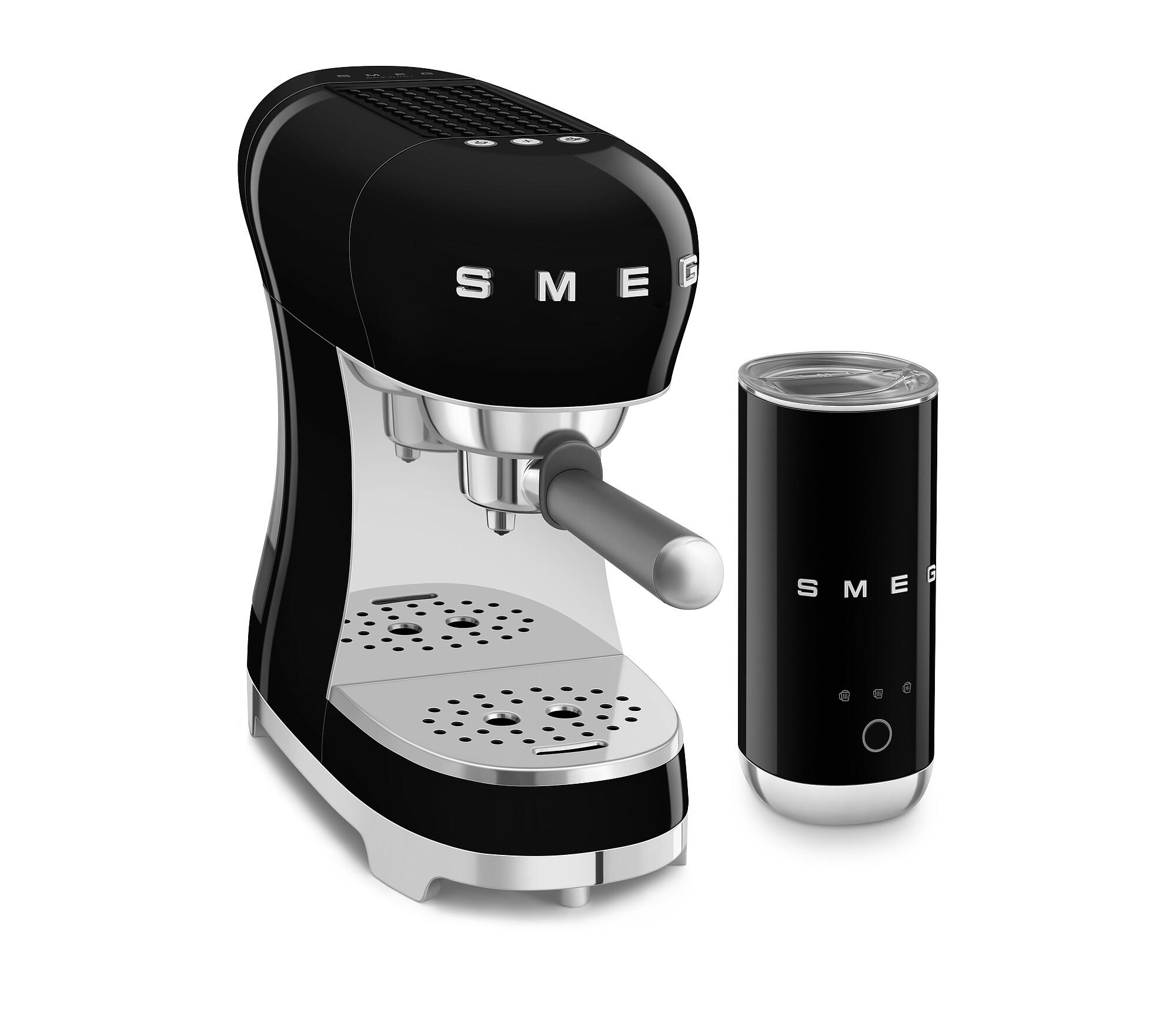 Schwarze SMEG Espressomaschine mit Milchaufschäumer, glänzendes Finish.