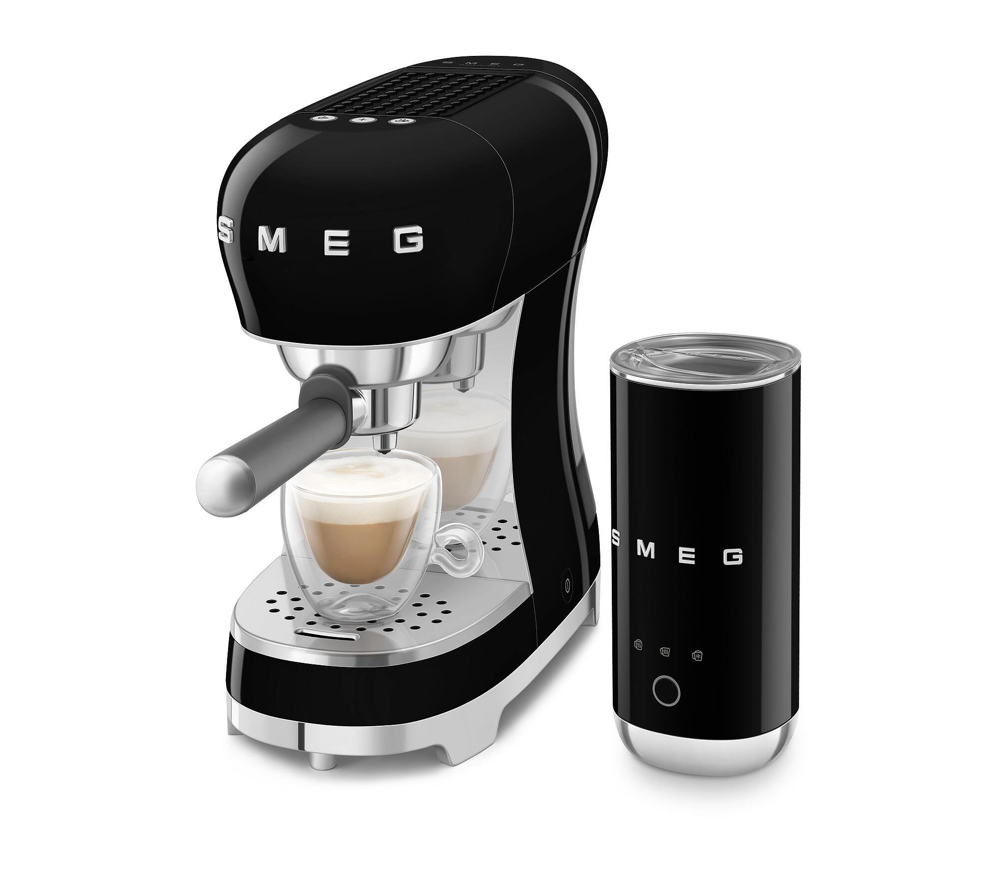 Schwarze SMEG Espressomaschine mit zwei Gläsern Cappuccino und Milchaufschäumer.