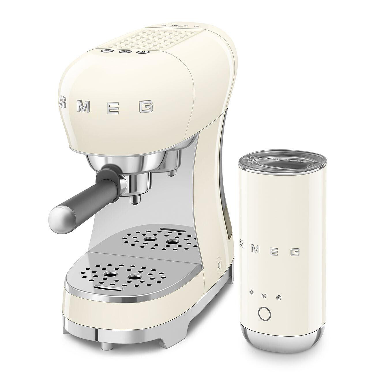 Eine cremefarbene Smeg Espressomaschine mit Milchaufschäumer auf weißem Hintergrund.