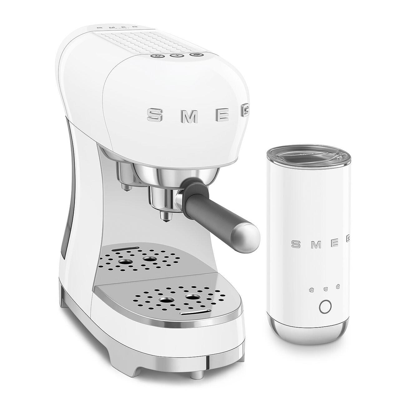 Ein weißer Smeg Espressokocher und ein weißer Becher stehen nebeneinander.