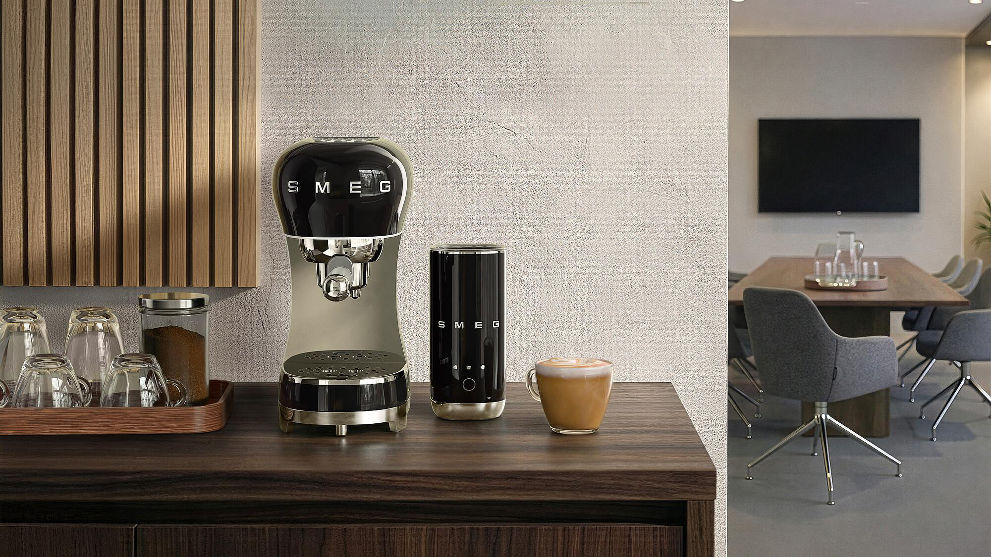 Kaffeemaschine mit Milchaufschäumer und einer Tasse Latte auf einem Holztresen.