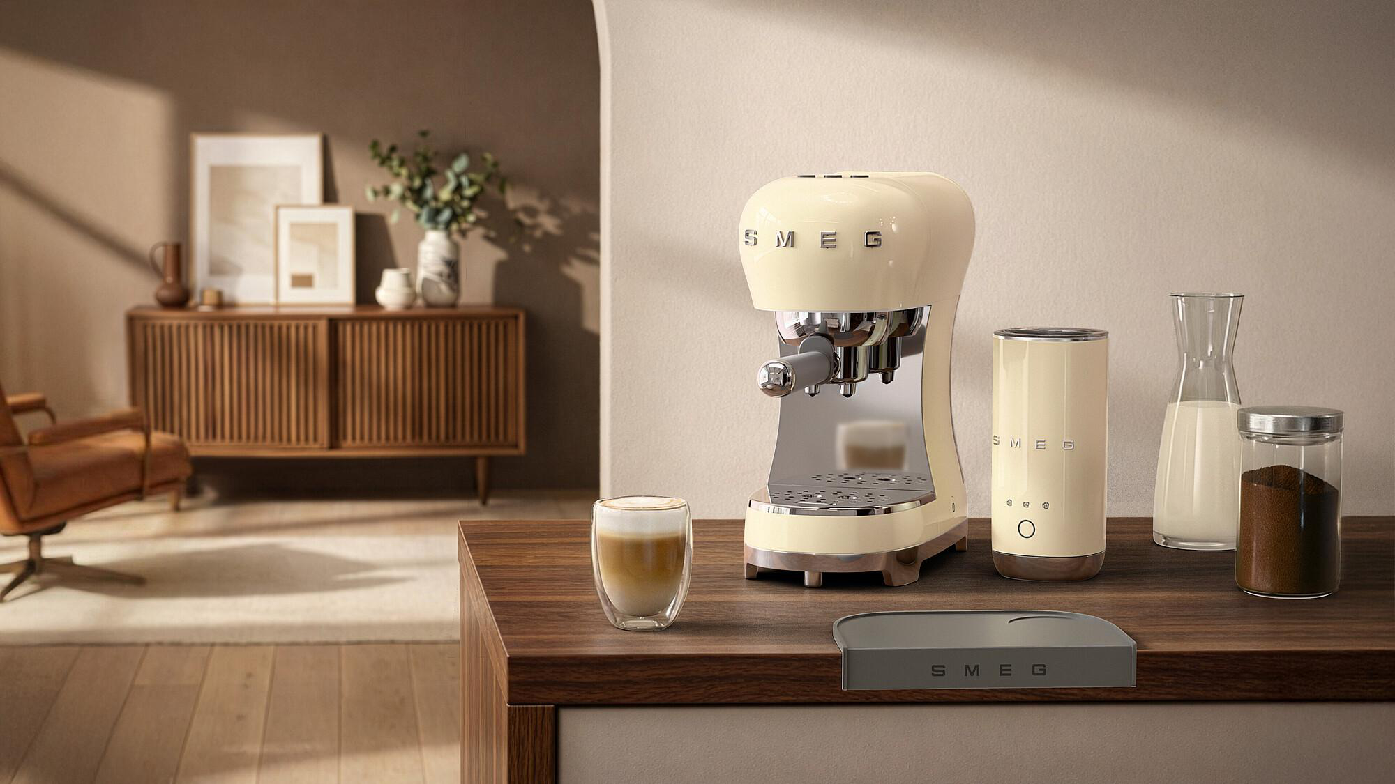 Eine cremefarbene Espressomaschine mit Milchkaraffe und Kaffeeglas auf einem Holztisch.