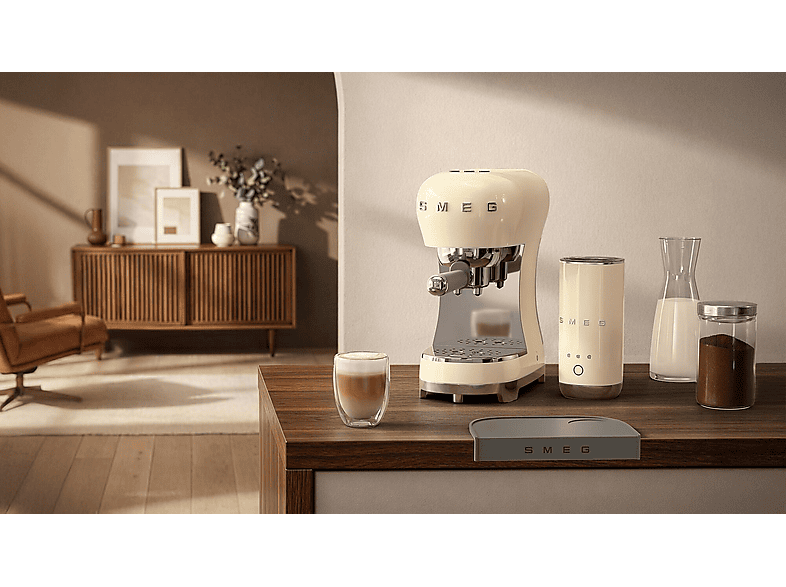 Smeg ECF12CREU 50's Style Siebträger mit Milchaufschäumer (Creme, 1350 Watt, 15 bar) — Foto 3 von 5