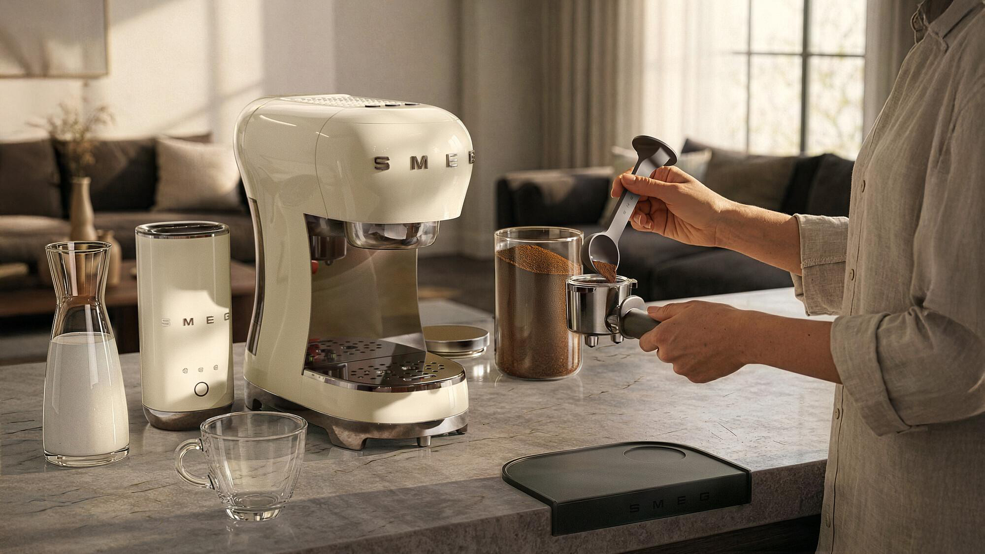 Eine Person bereitet Kaffee mit einer cremefarbenen Espressomaschine zu.
