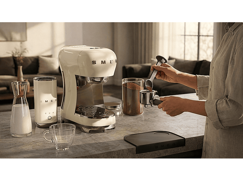 Smeg ECF12CREU 50's Style Siebträger mit Milchaufschäumer (Creme, 1350 Watt, 15 bar) — Foto 4 von 5