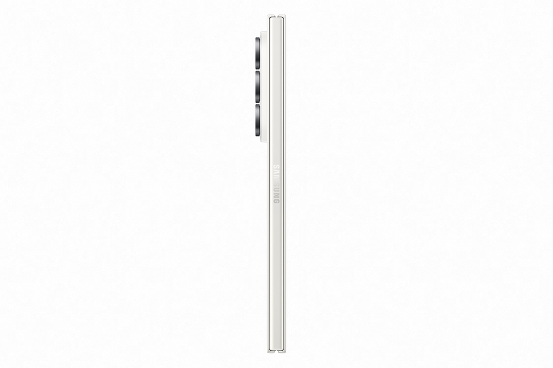 Egy fehér okostelefon oldalnézetben, három kamerával. "SAMSUNG" felirat látható.