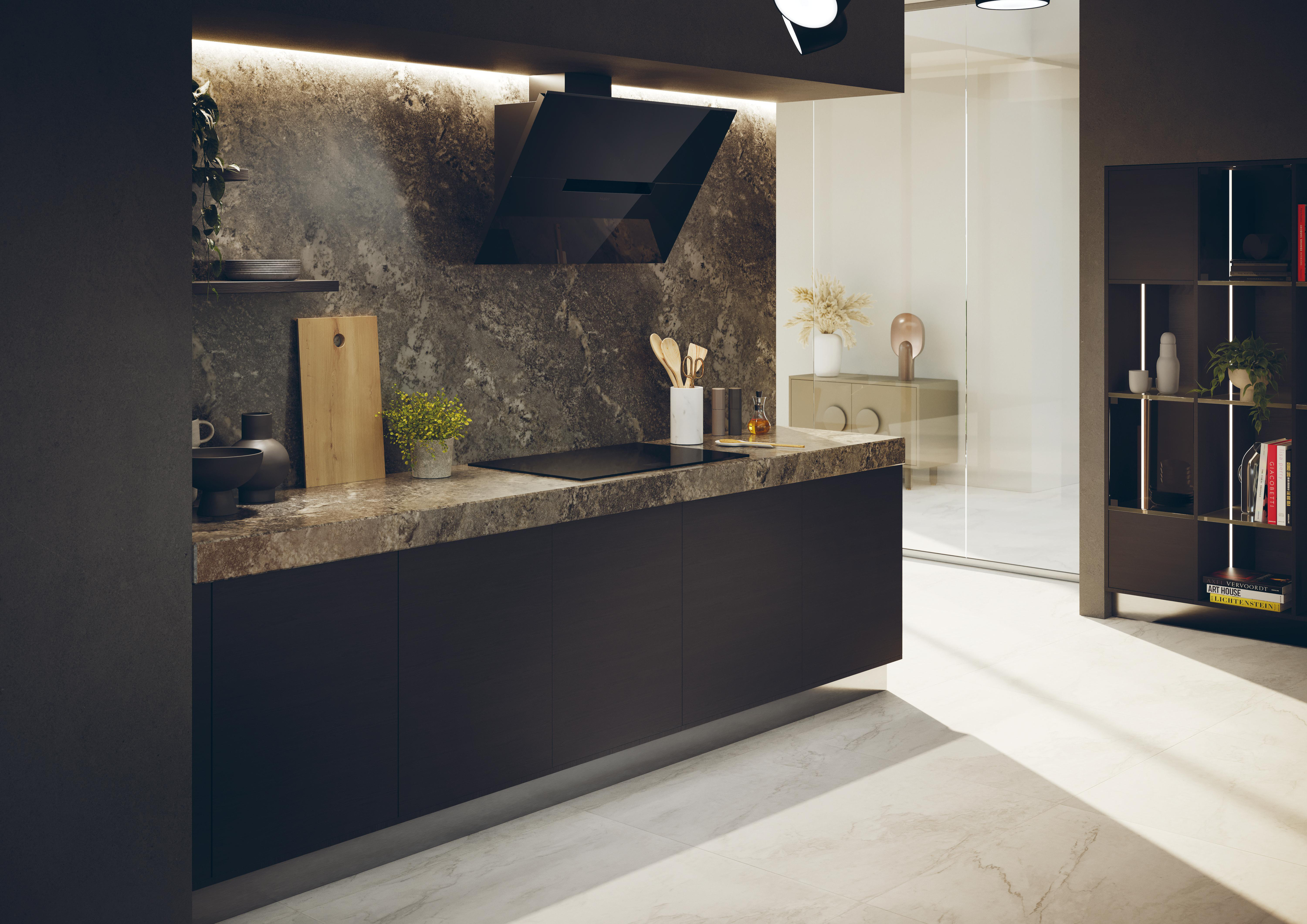 Moderne dunkle Küche mit Marmor-Arbeitsplatte, Dunstabzugshaube und Regal.