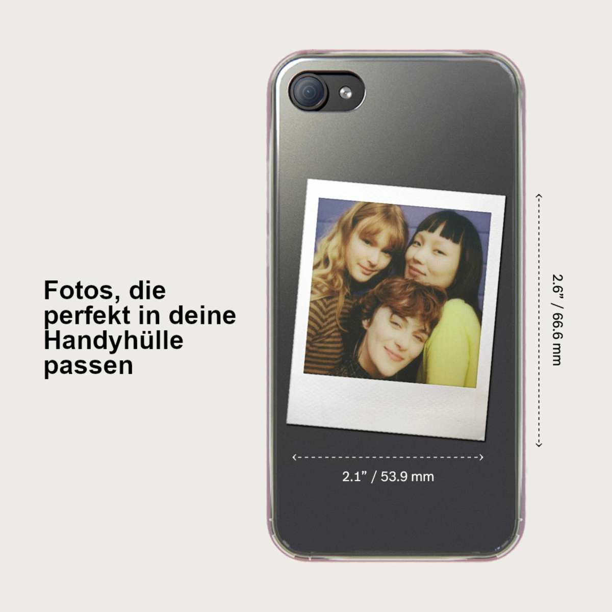 Ein Smartphone mit einem Foto von drei Frauen, das auf die Rückseite geklebt ist.