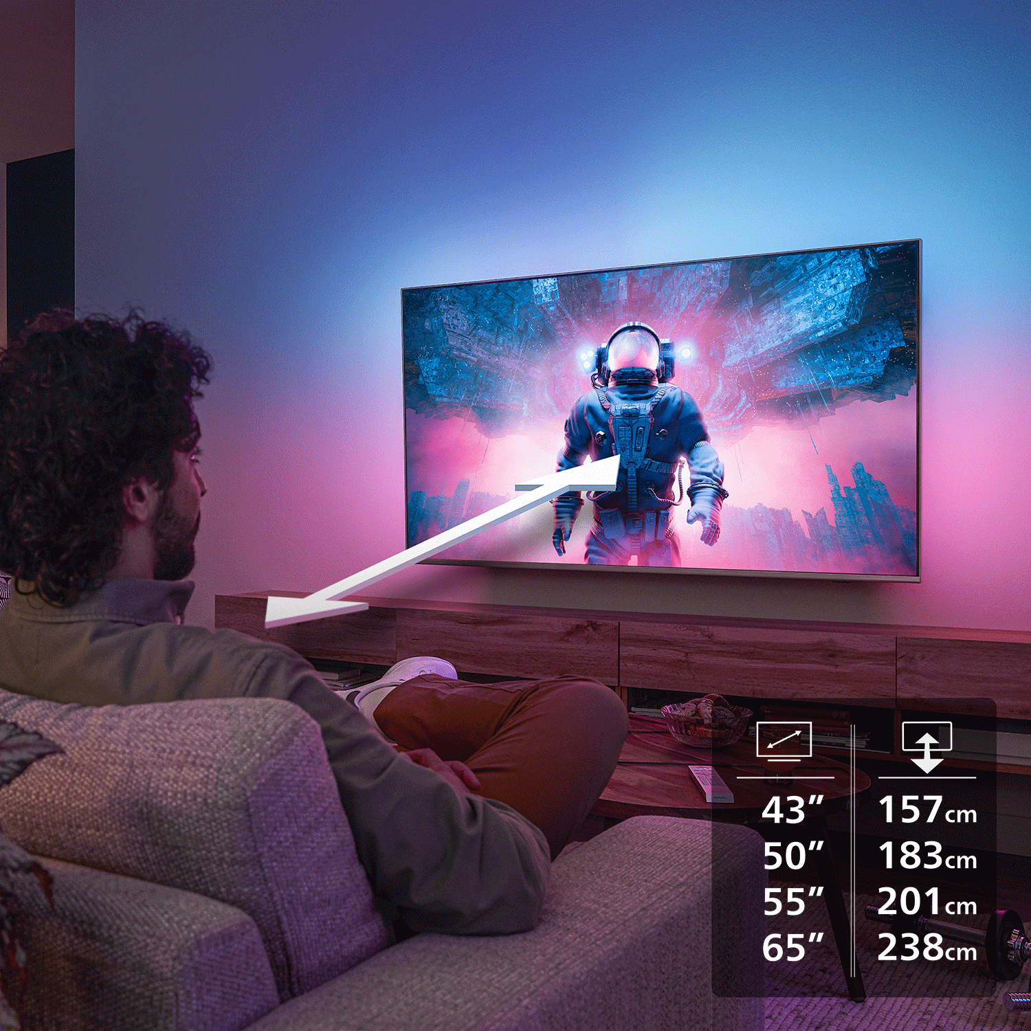 Mann auf Couch sieht Astronauten auf dem Fernseher. Bildschirmgrößen aufgeführt.
