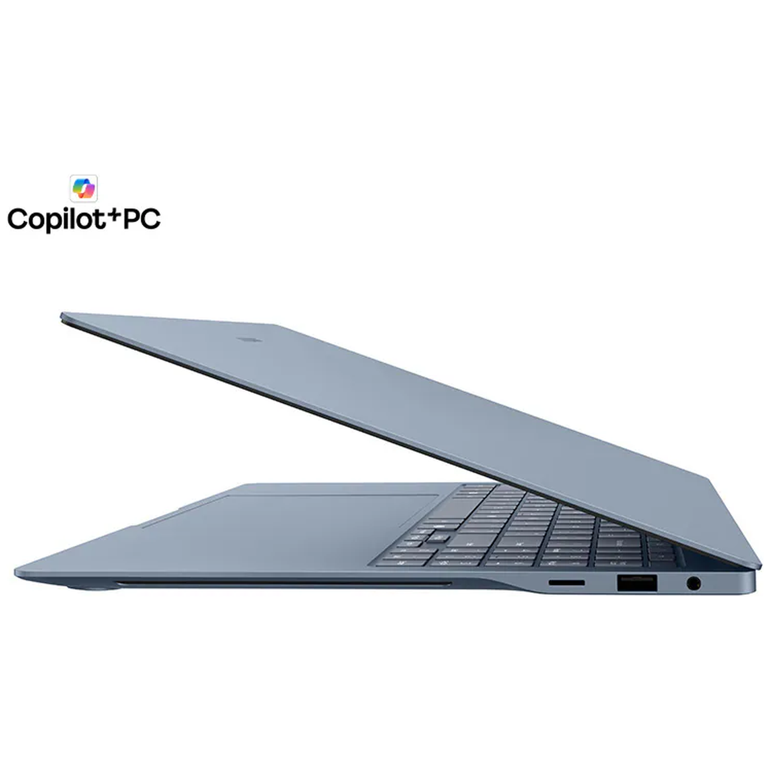 Een lichtblauwe laptop is open, met toetsenbord en poorten zichtbaar.
