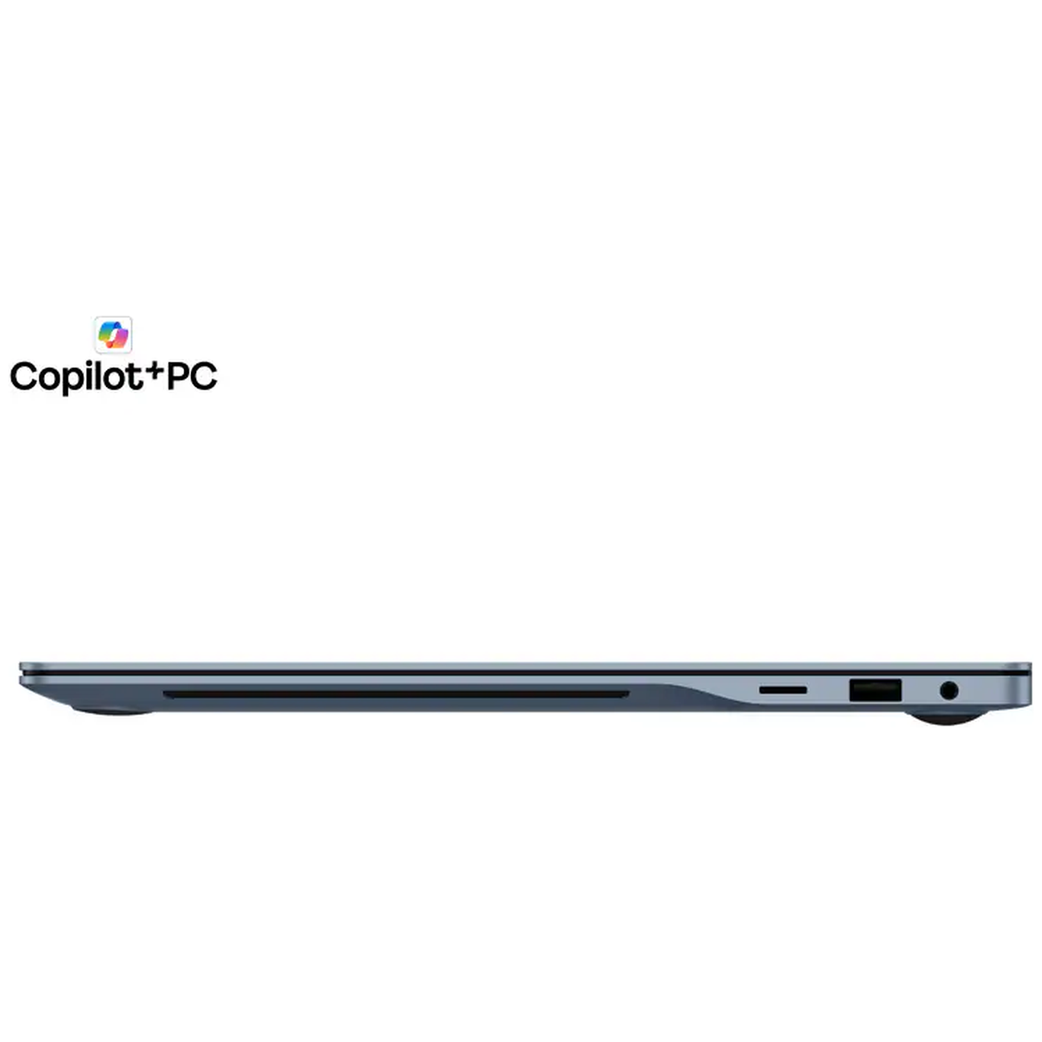Een grijze, dunne laptop met poorten en het Copilot+ PC logo.