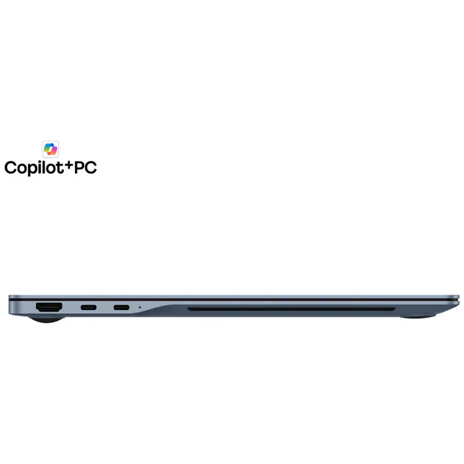 Zijaanzicht van een gesloten zilveren laptop met zichtbare poorten. Logo 'Copilot+PC' linksboven.