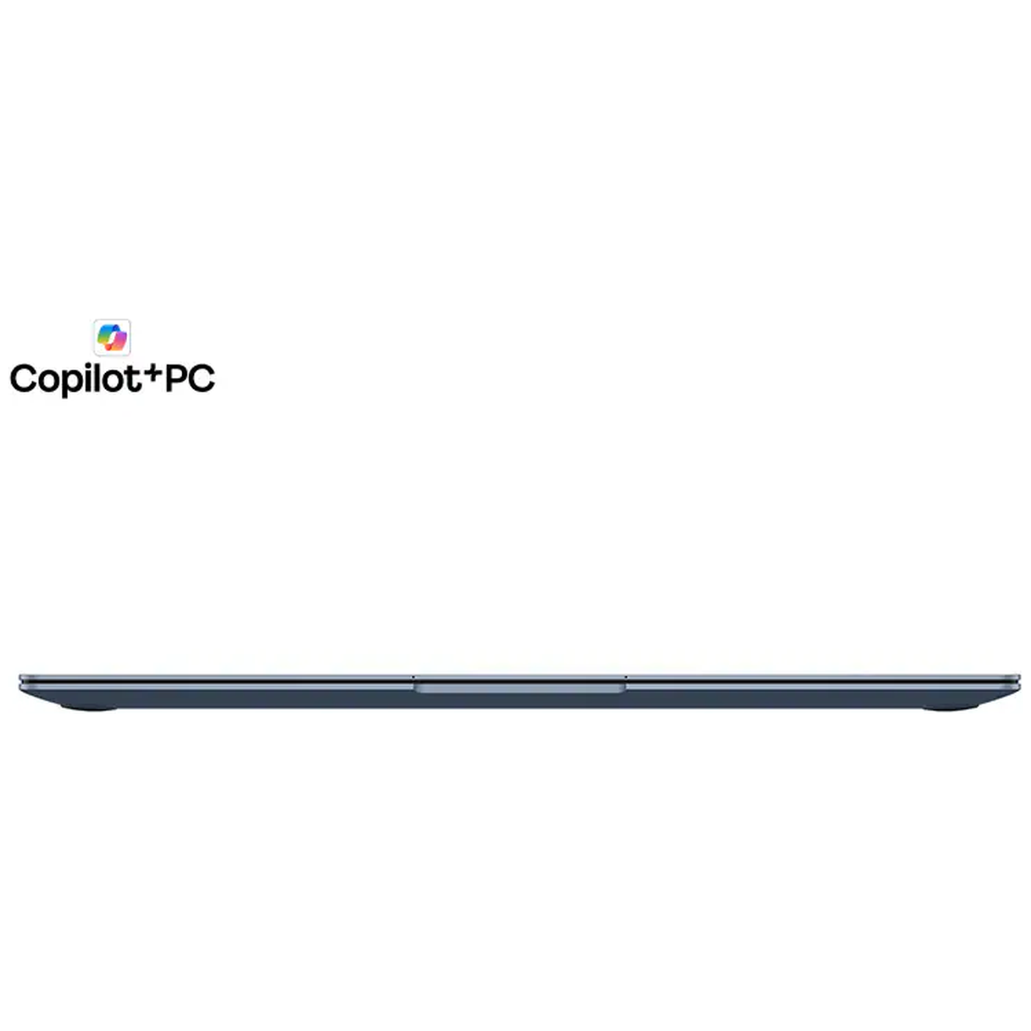 Een donkerblauwe laptop ligt plat, met het Copilot+PC logo ernaast.