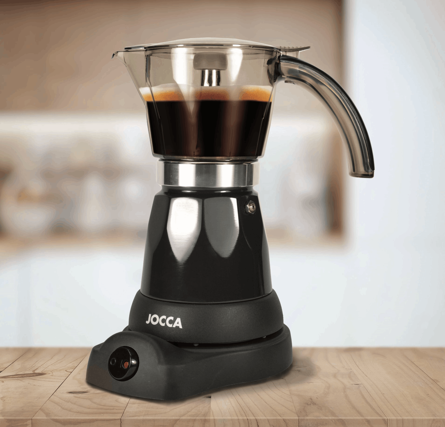 Cafetera negra con tapa de cristal, llena de café oscuro.