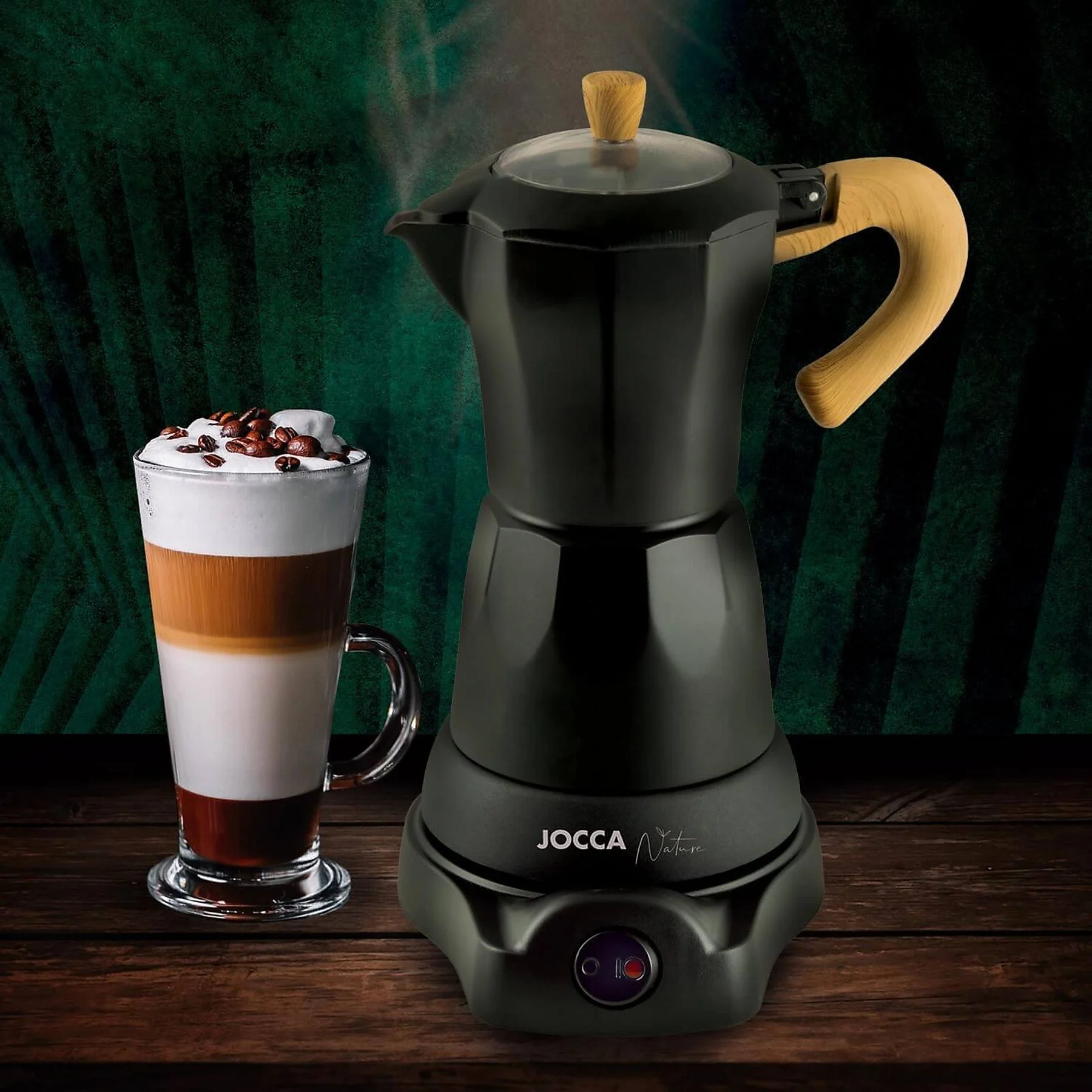 Cafetera negra con mango de madera junto a un vaso de latte macchiato en mesa de madera.