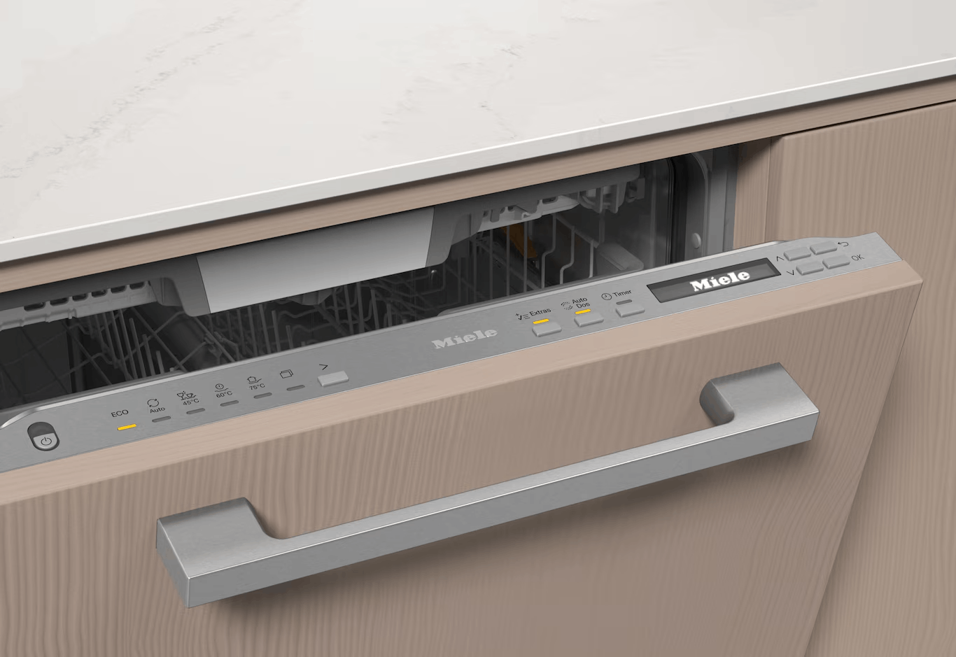 Un lavavajillas Miele con la puerta abierta, mostrando el panel de control y el interior.