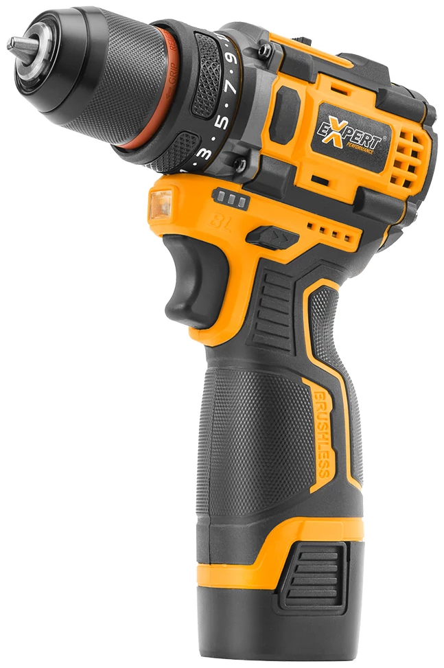 Egy sárga és fekete akkus fúró "BRUSHLESS" felirattal.