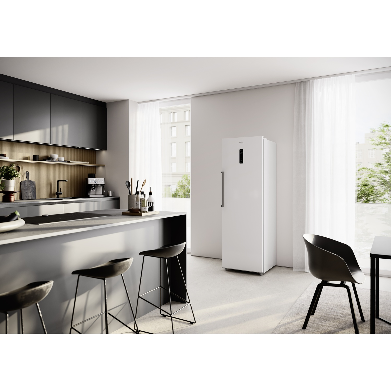 Cucina moderna con isola, sgabelli da bar, frigorifero bianco e grandi finestre.