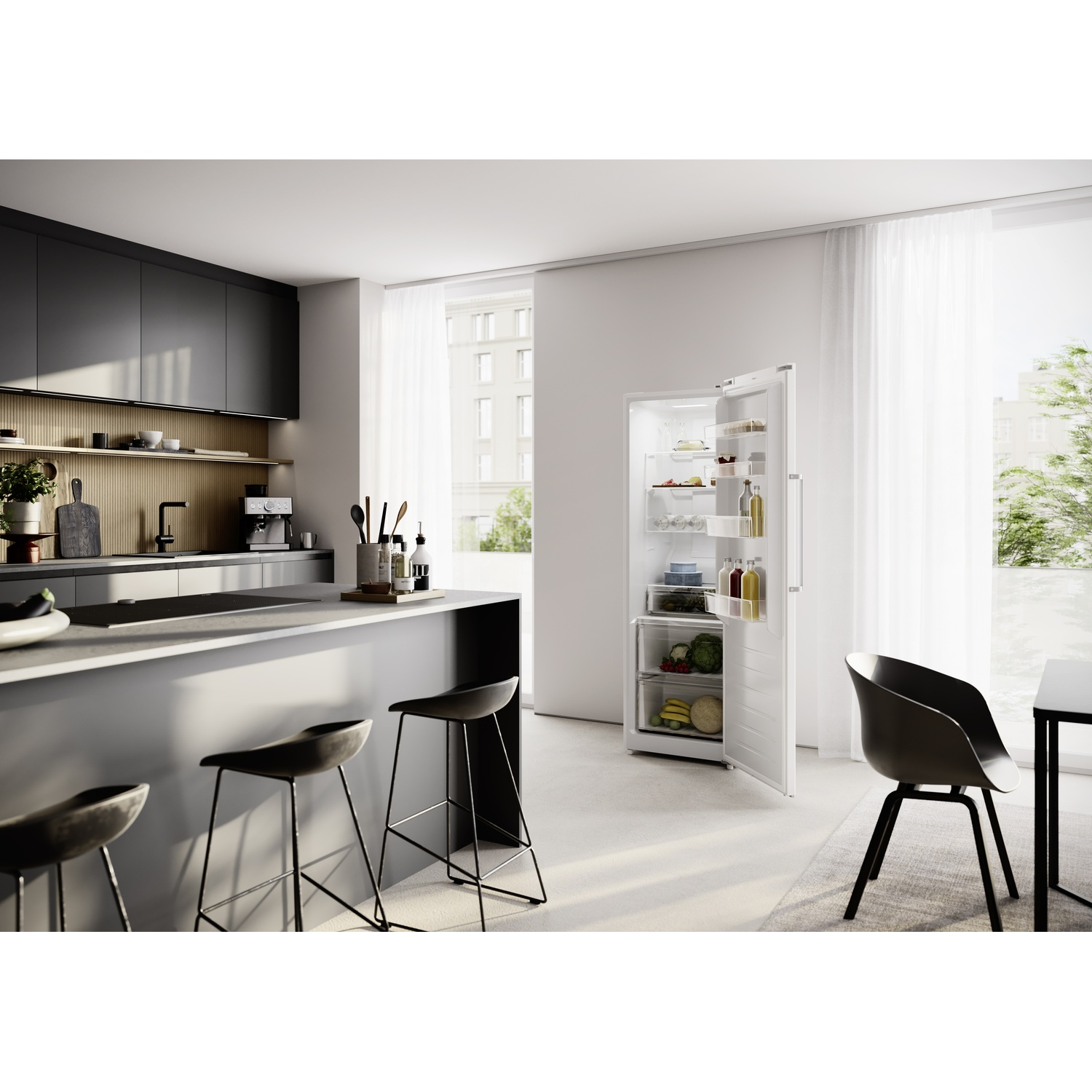 Cucina moderna con ante del frigorifero aperte, sgabelli e tavolo.