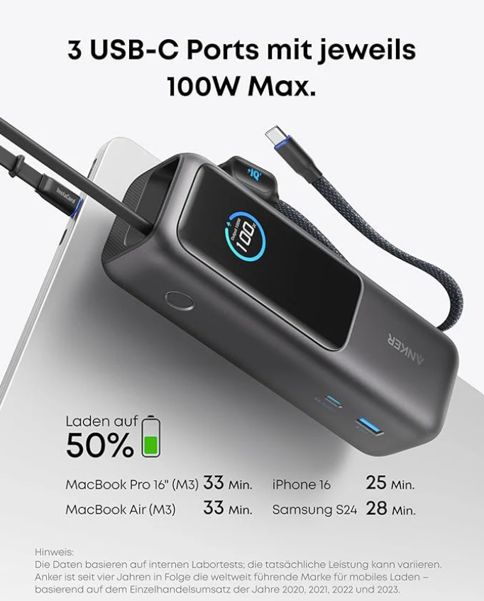 Ein schwarzes Anker Powerbank mit drei USB-C-Ports, das ein MacBook lädt.