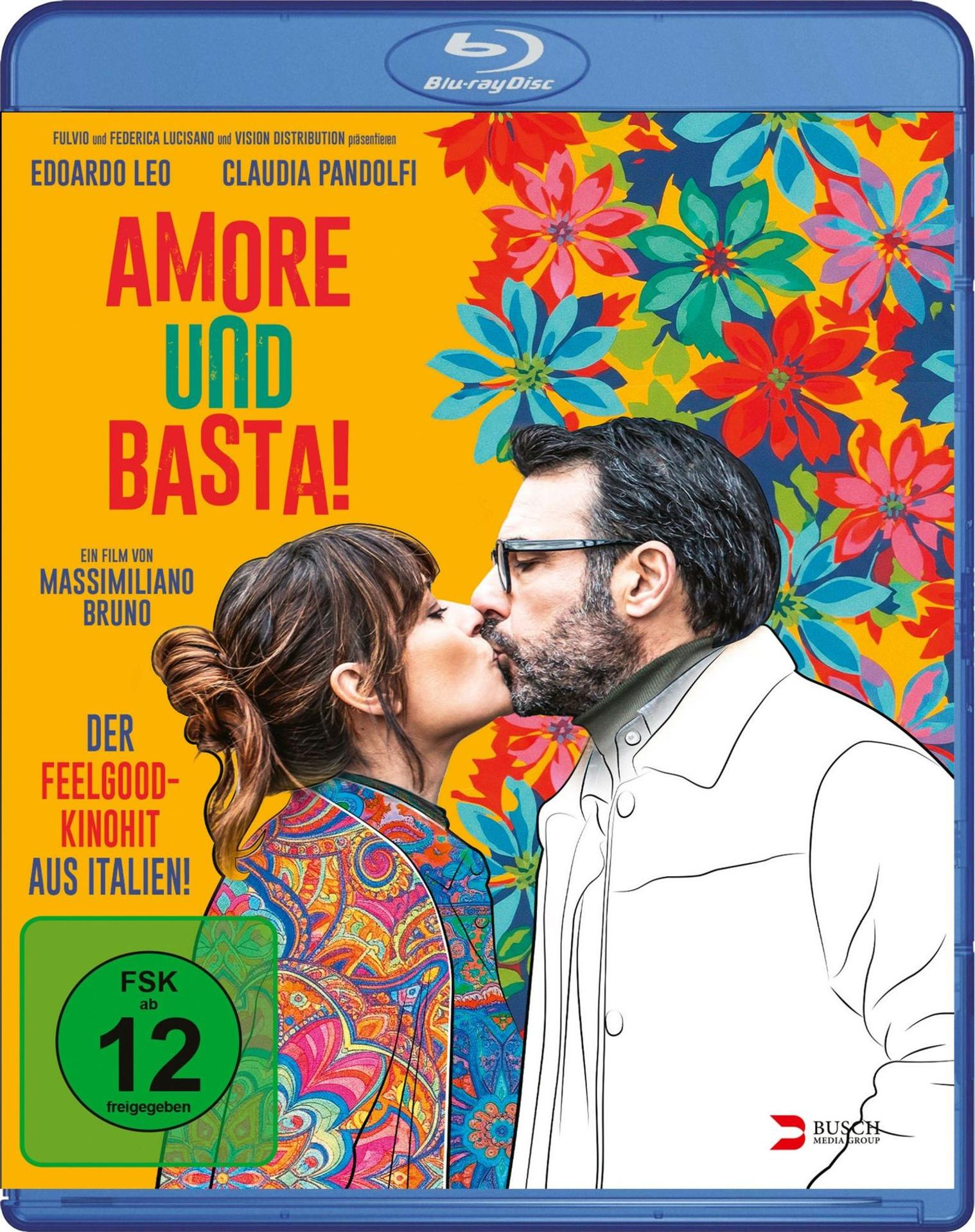 Ein Mann und eine Frau küssen sich vor einem bunten Blumenmuster. Filmplakat.