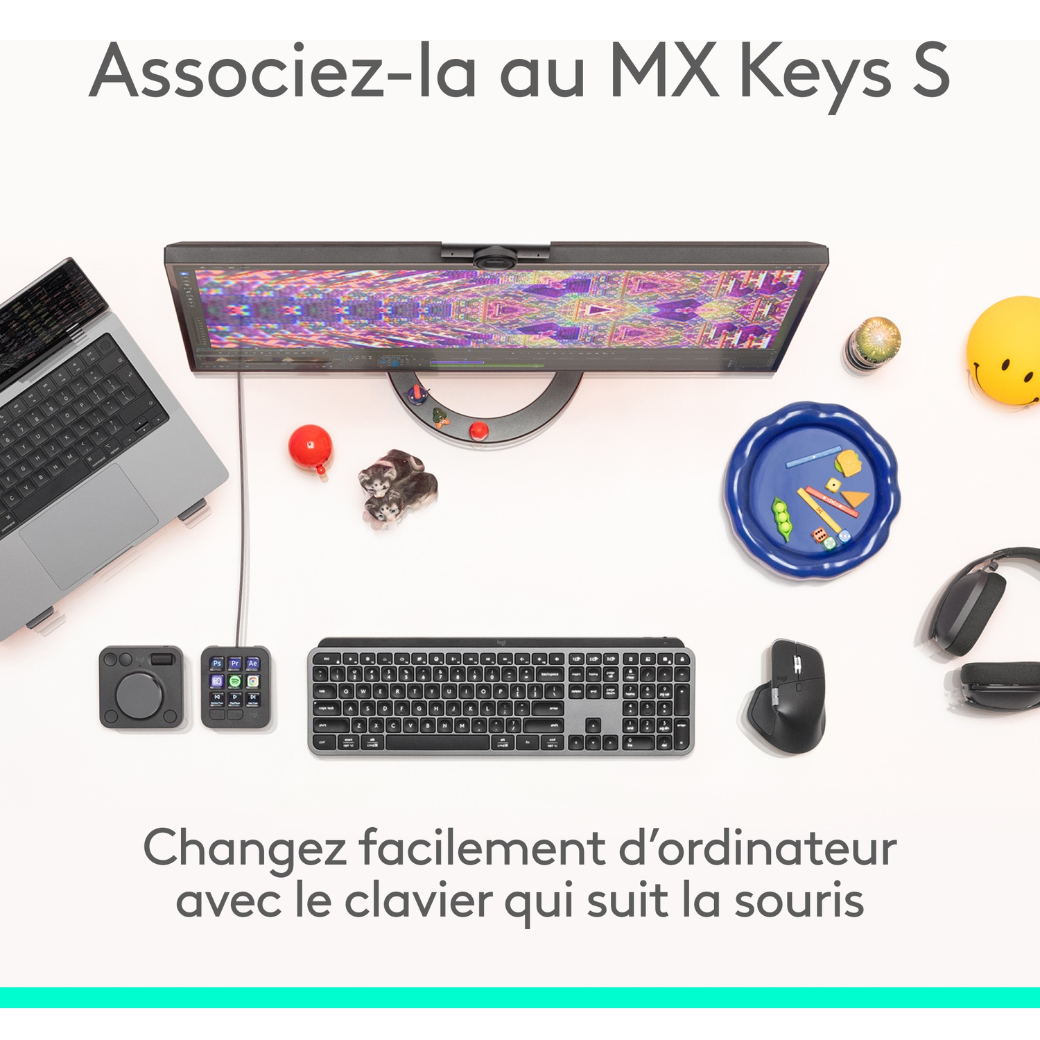 Un ordinateur portable, un moniteur, un clavier, une souris et des accessoires sur un bureau.