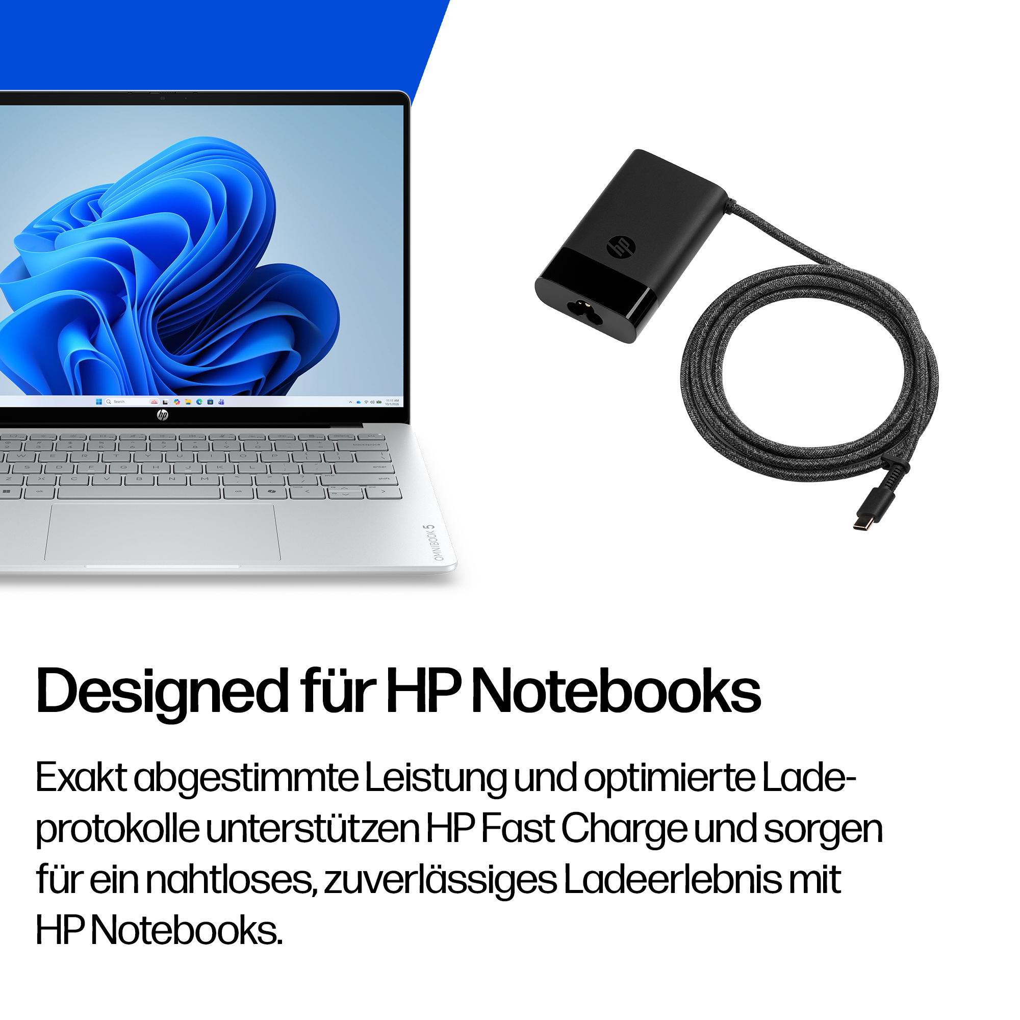 Ein silbernes HP Notebook mit blauem Hintergrund und ein schwarzes Ladegerät.