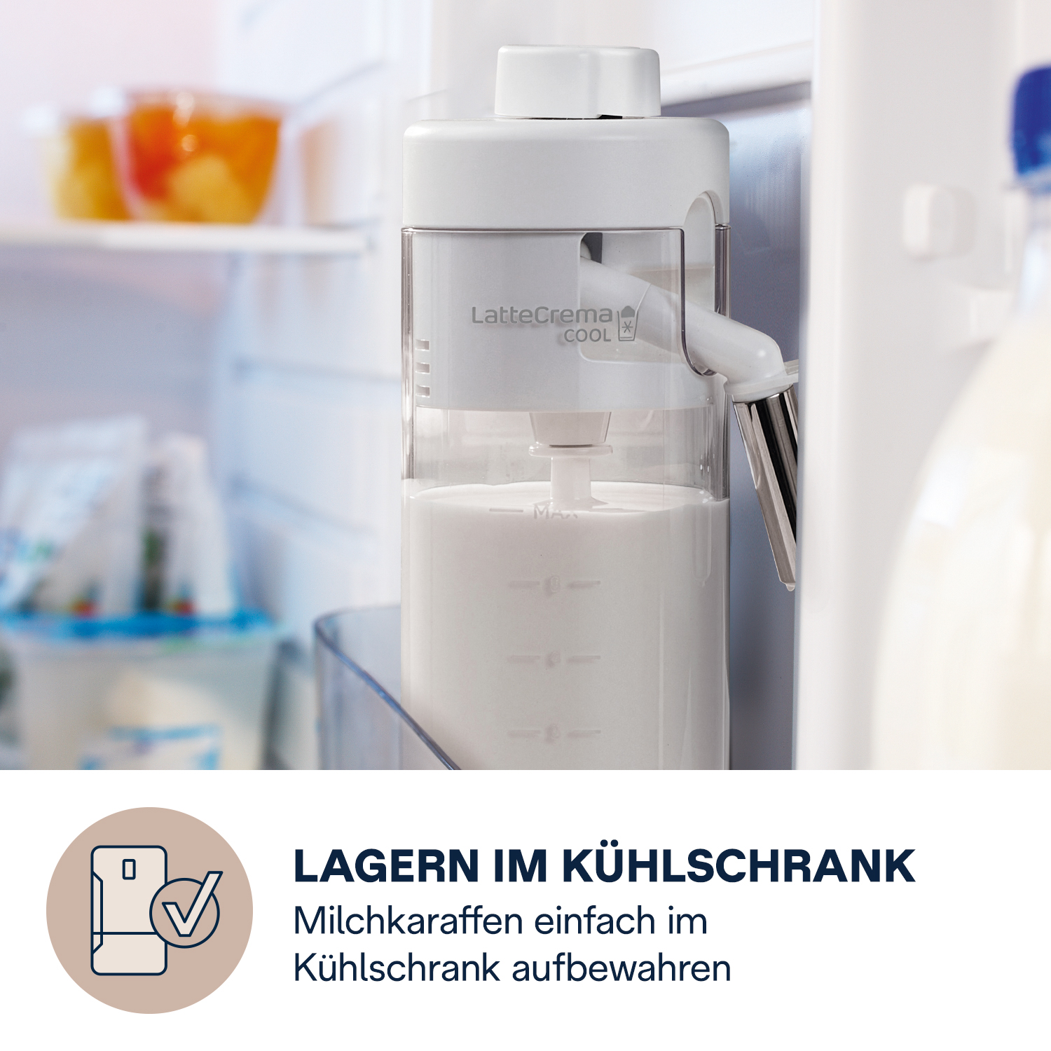 Weiße Milchkaraffe mit Messmarkierungen im Kühlschrank gelagert.