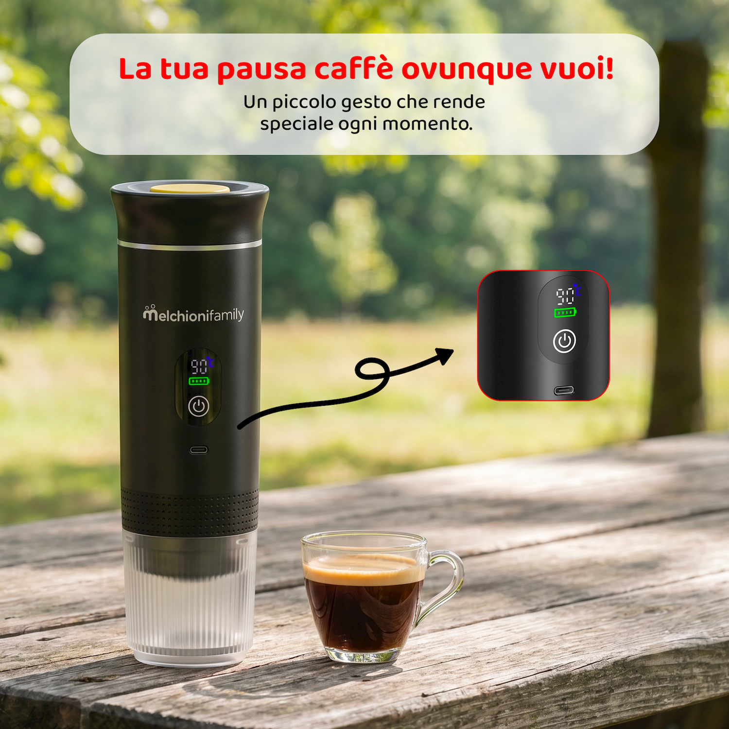 Macchina da caffè nera su tavolo di legno con tazzina di espresso accanto.