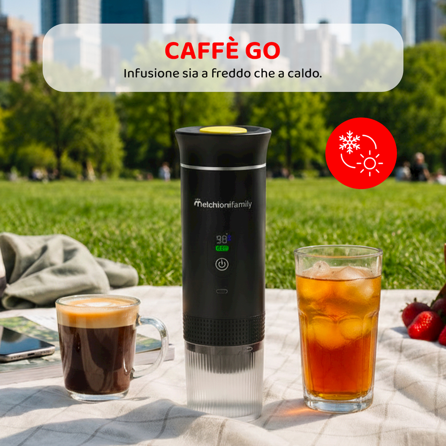 Una macchina da caffè nera accanto a un espresso e un tè freddo su una coperta da picnic.