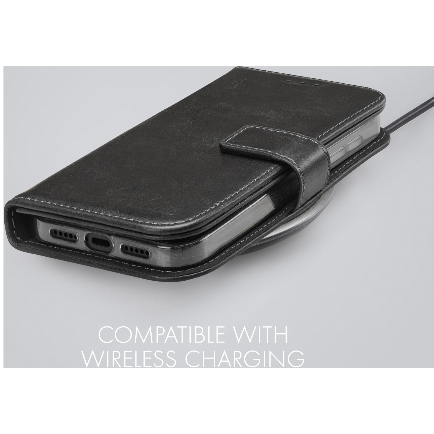 Étui de téléphone noir sur chargeur sans fil.