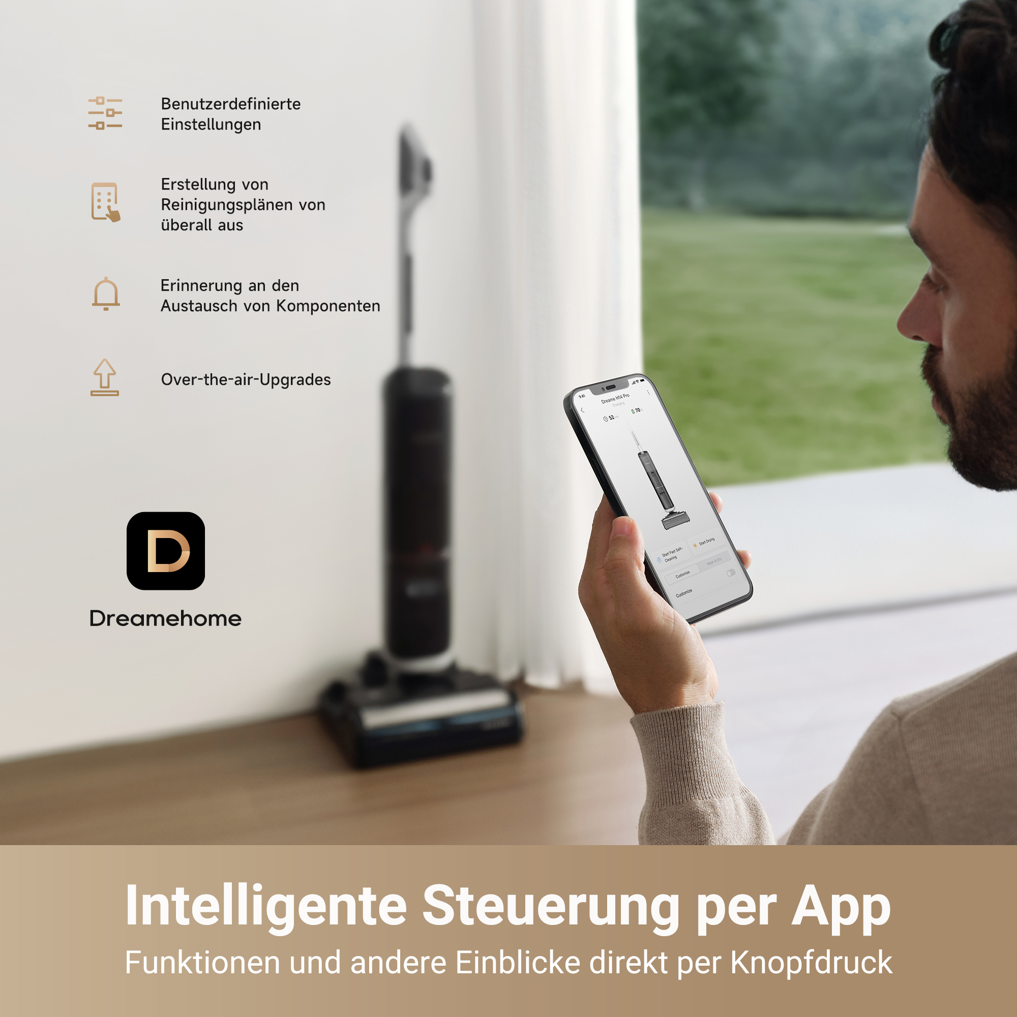 Uomo tiene smartphone con app aspirapolvere, accanto ad aspirapolvere e funzioni app.