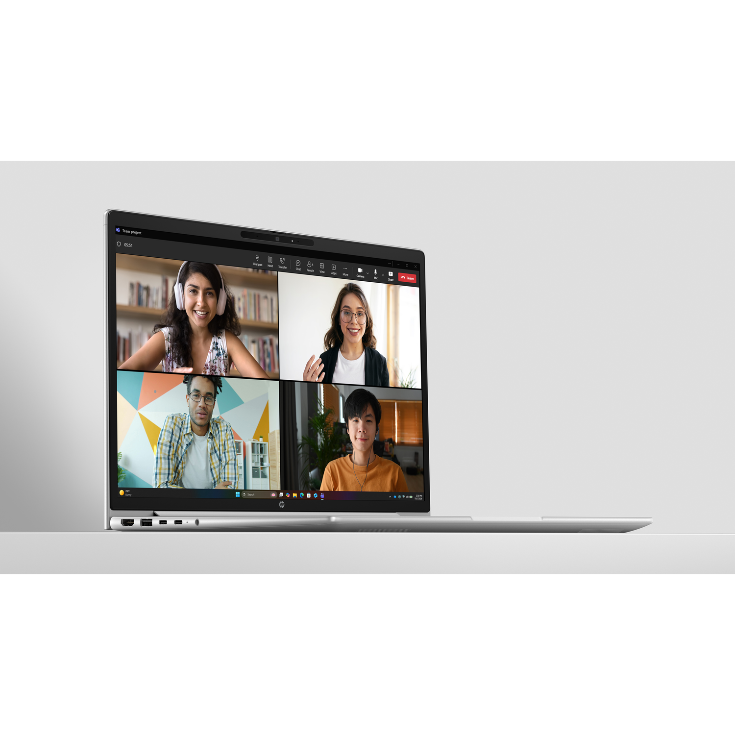 Laptopscherm toont videogesprek met vier personen. Links boven: vrouw met koptelefoon. Rechts boven: pratende vrouw. Links onder: man in overhemd. Rechts onder: man met oortjes.